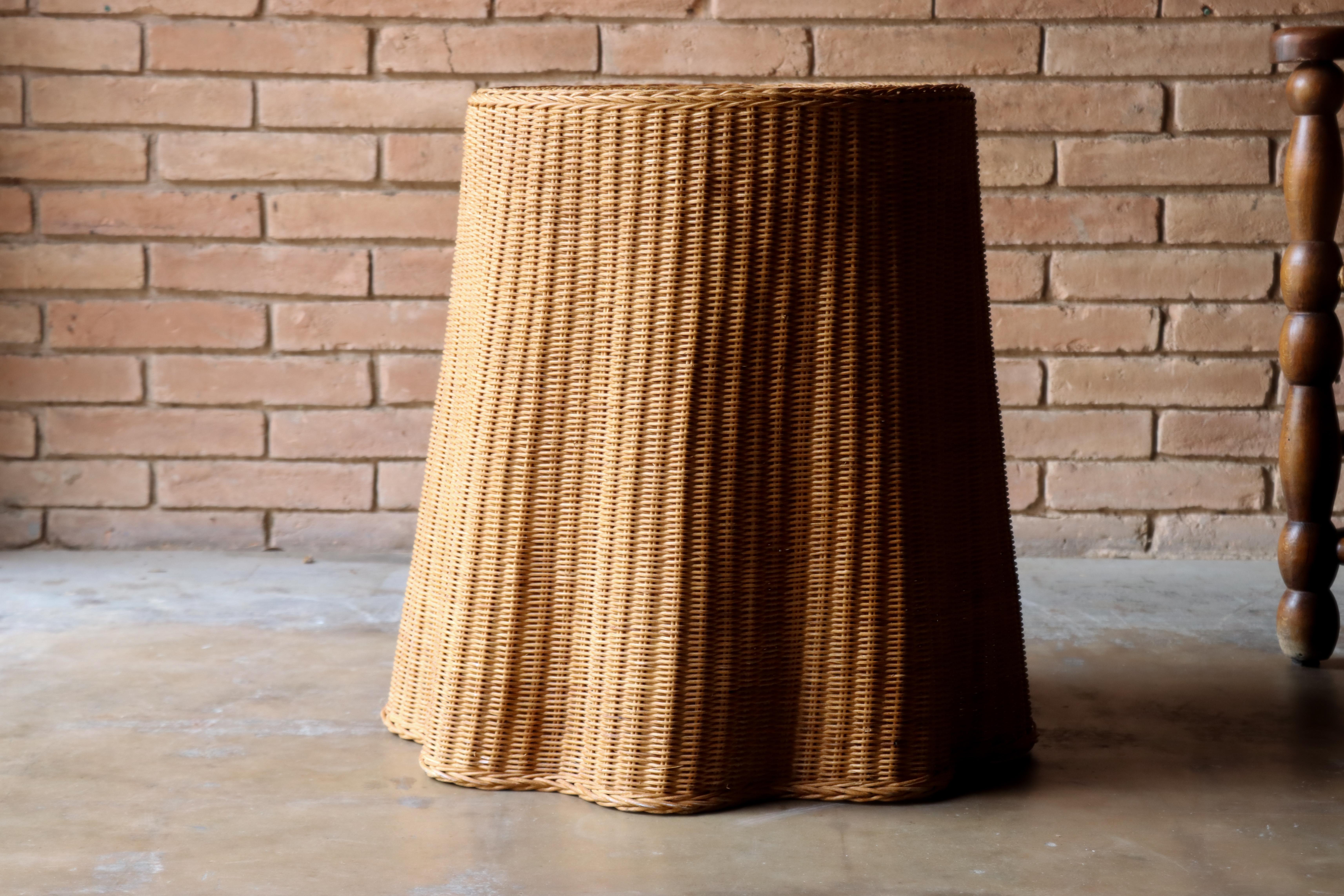 Rare table d'appoint « enveloppée » en osier trompe-l'œil, années 1980 en vente 3