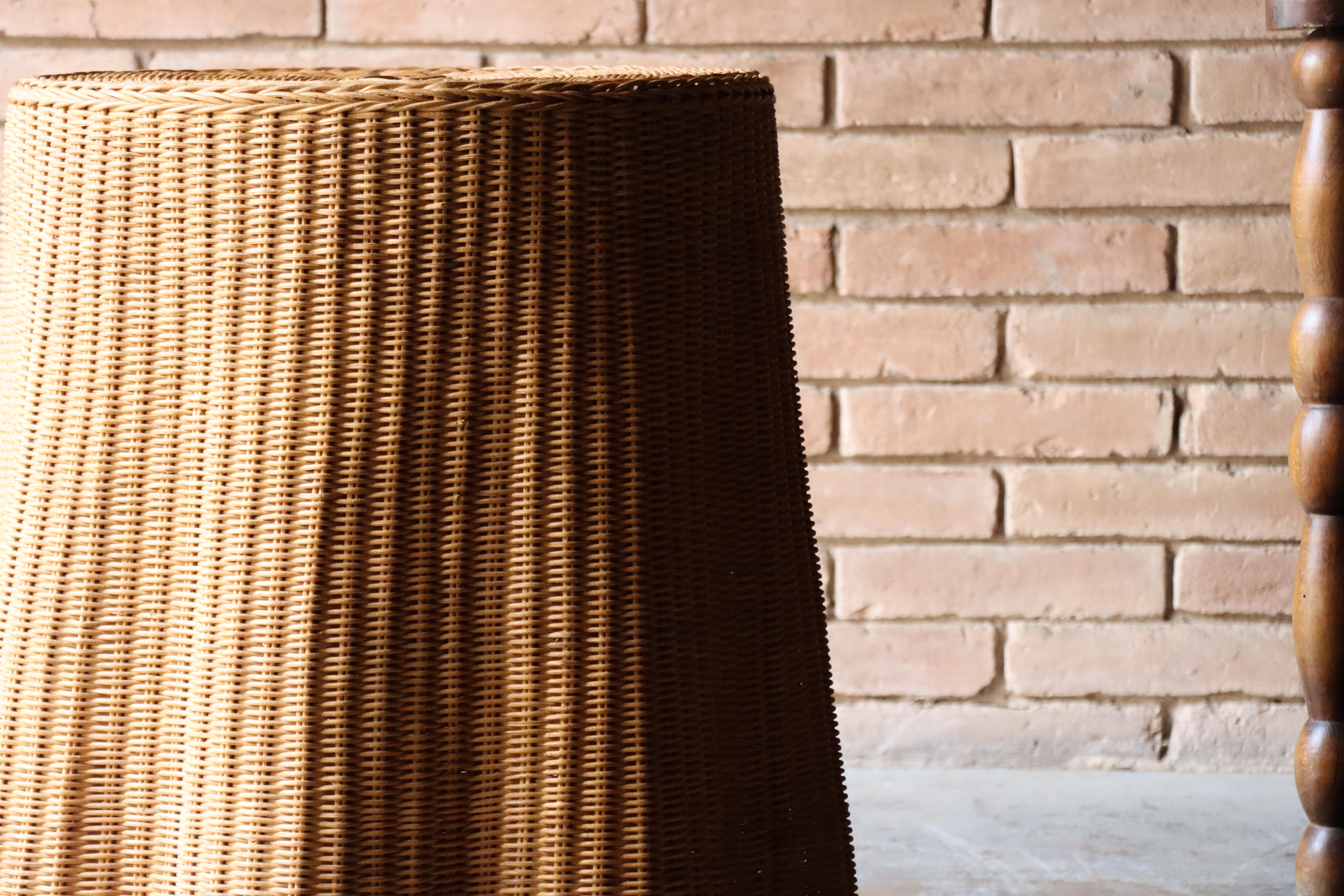 Rare table d'appoint « enveloppée » en osier trompe-l'œil, années 1980 en vente 4