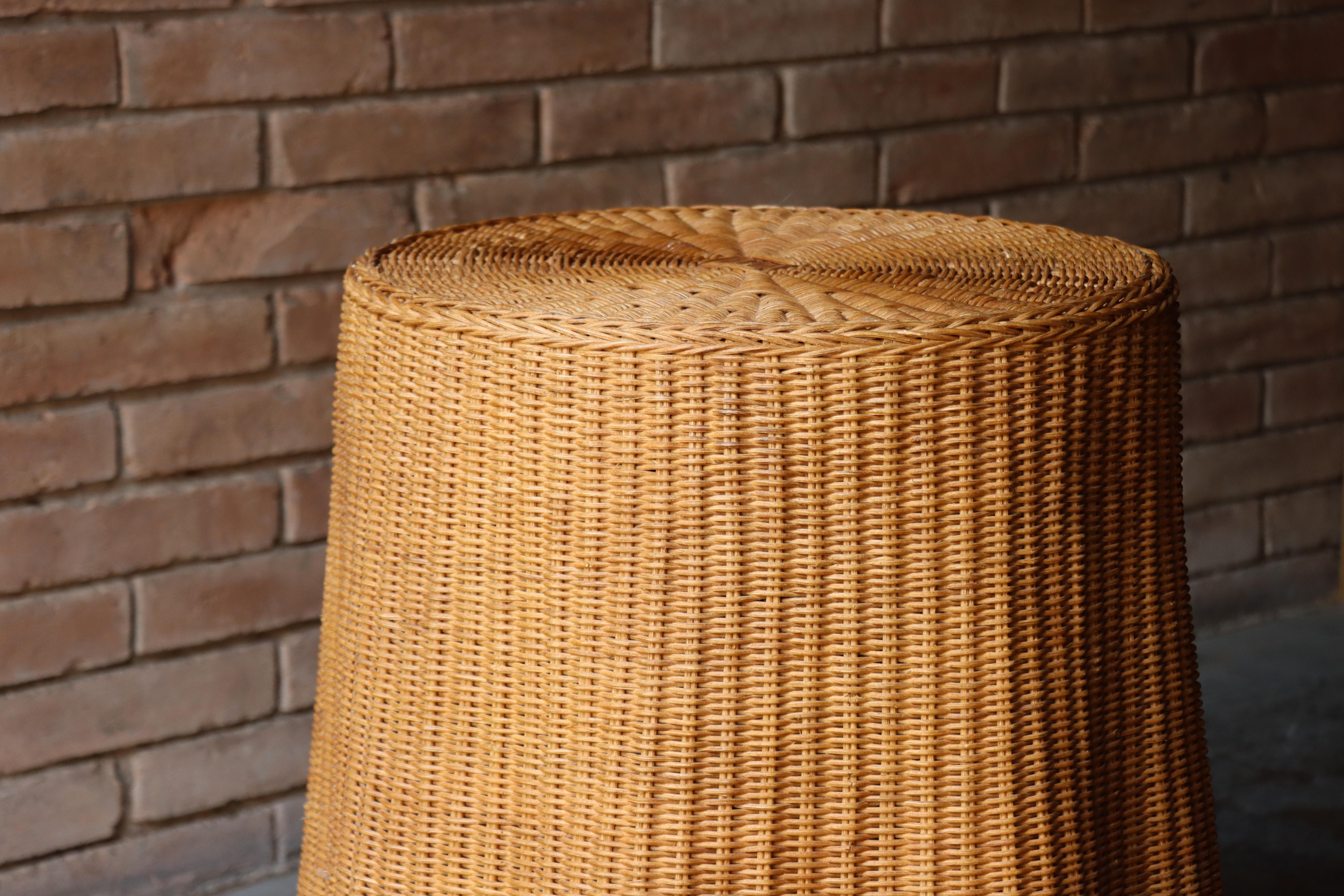 Américain Rare table d'appoint « enveloppée » en osier trompe-l'œil, années 1980 en vente