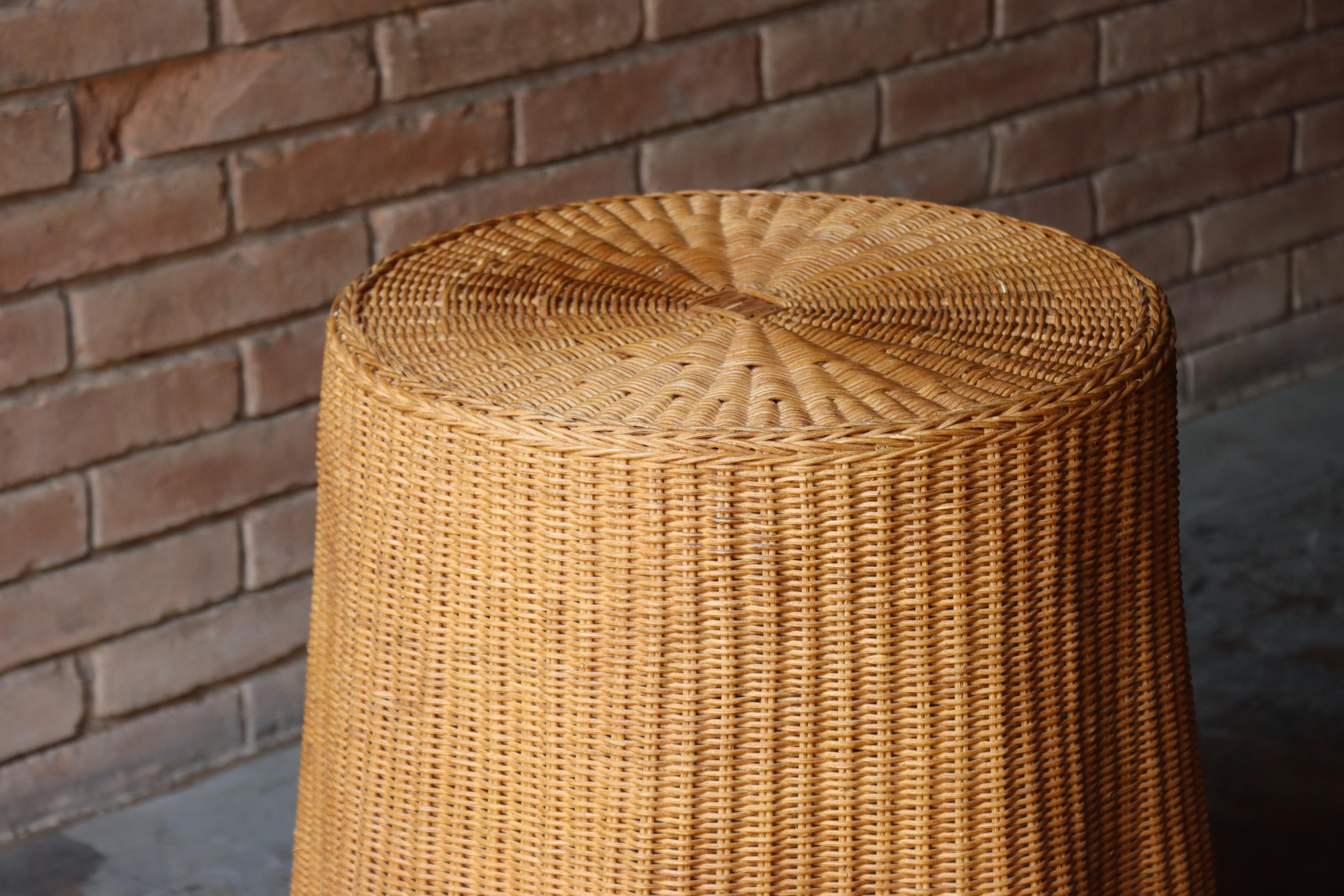 Fait main Rare table d'appoint « enveloppée » en osier trompe-l'œil, années 1980 en vente