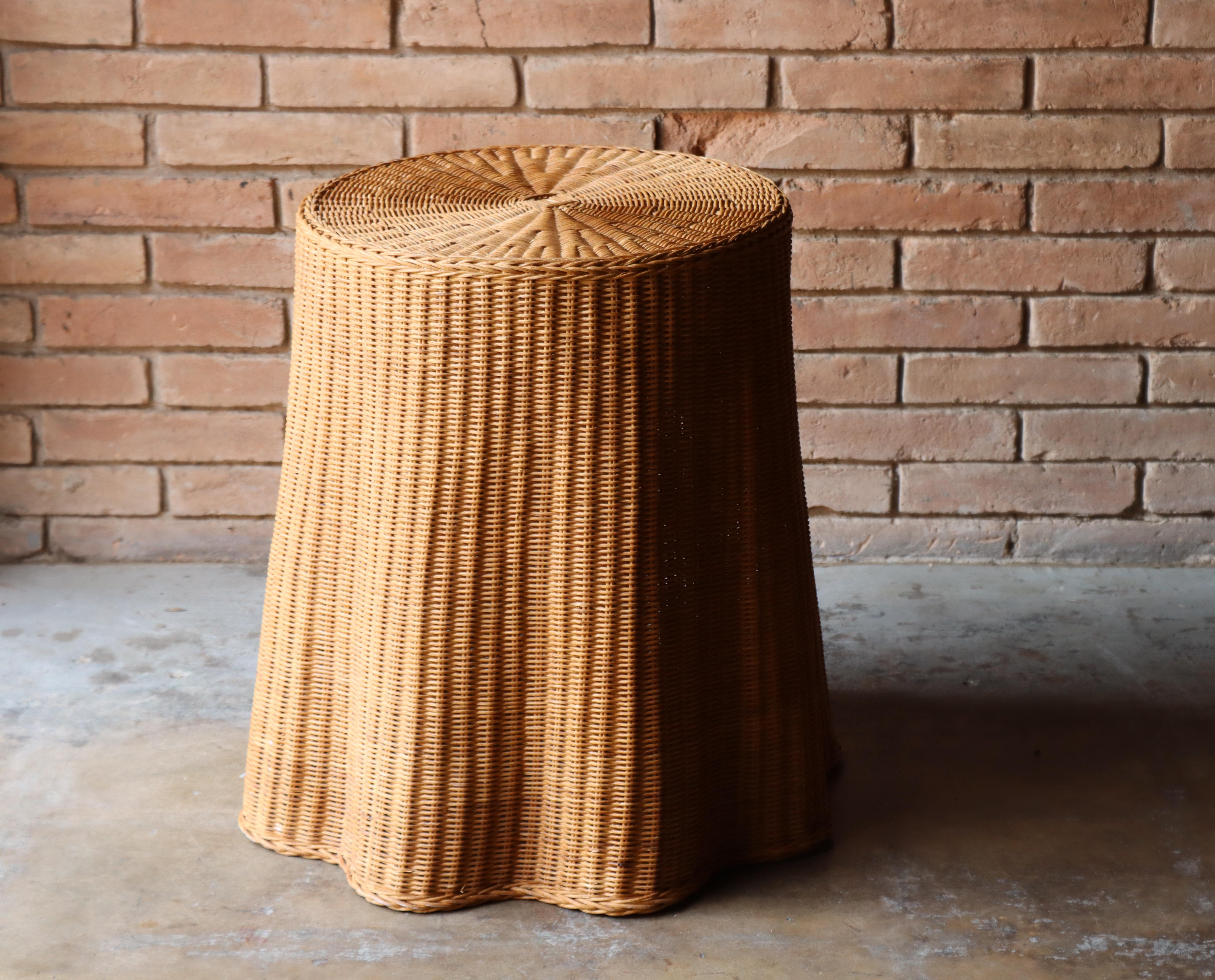 Rare table d'appoint « enveloppée » en osier trompe-l'œil, années 1980 en vente 1