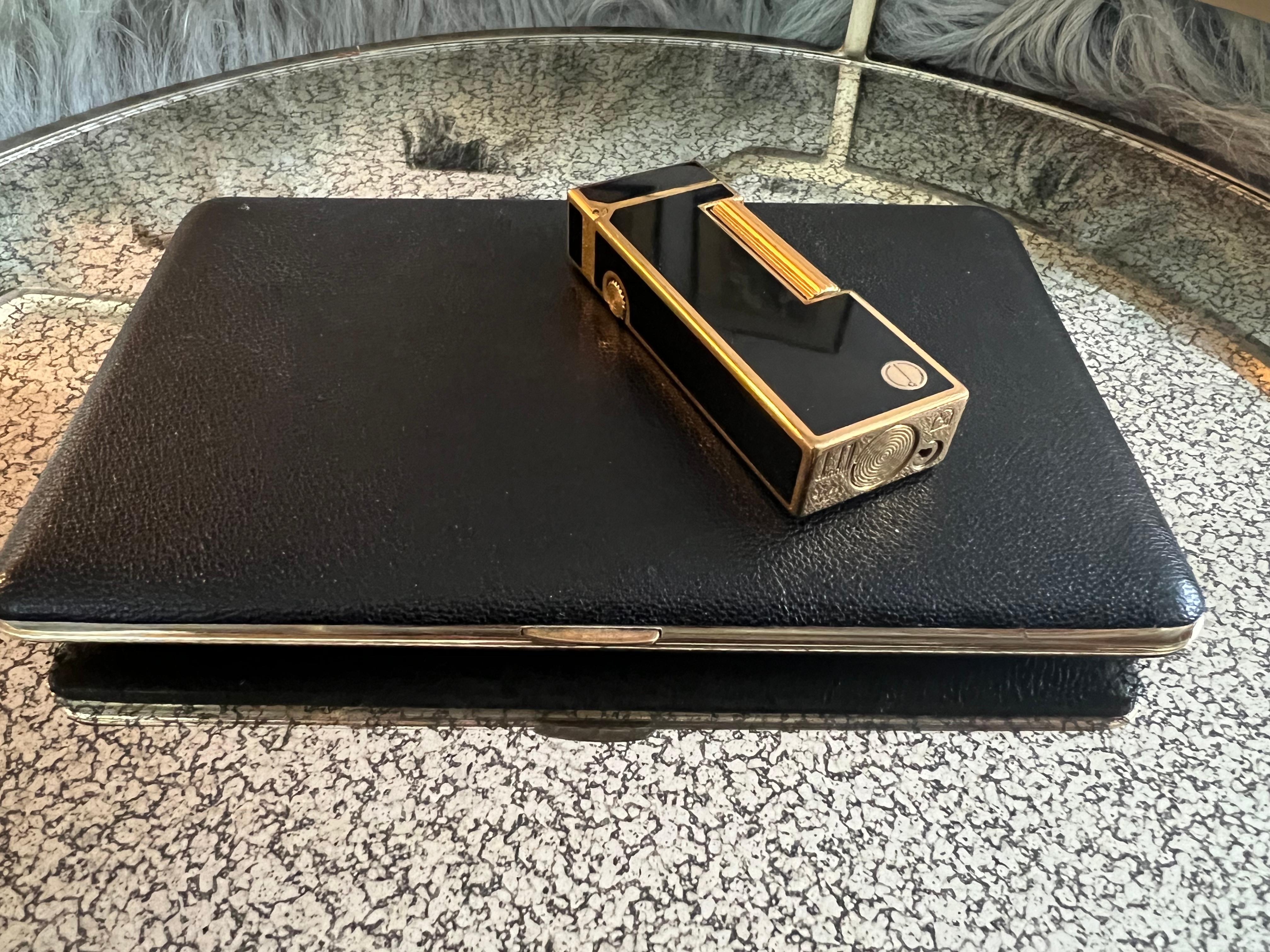 This is a fantastic Gift set which is very hard to find because of the rare condition of this pieces. 
The case is as good as new. Not sure if it was ever used. It has a Dunhill stamp made in Germany. 
Lather and gold plating. It snaps perfect and