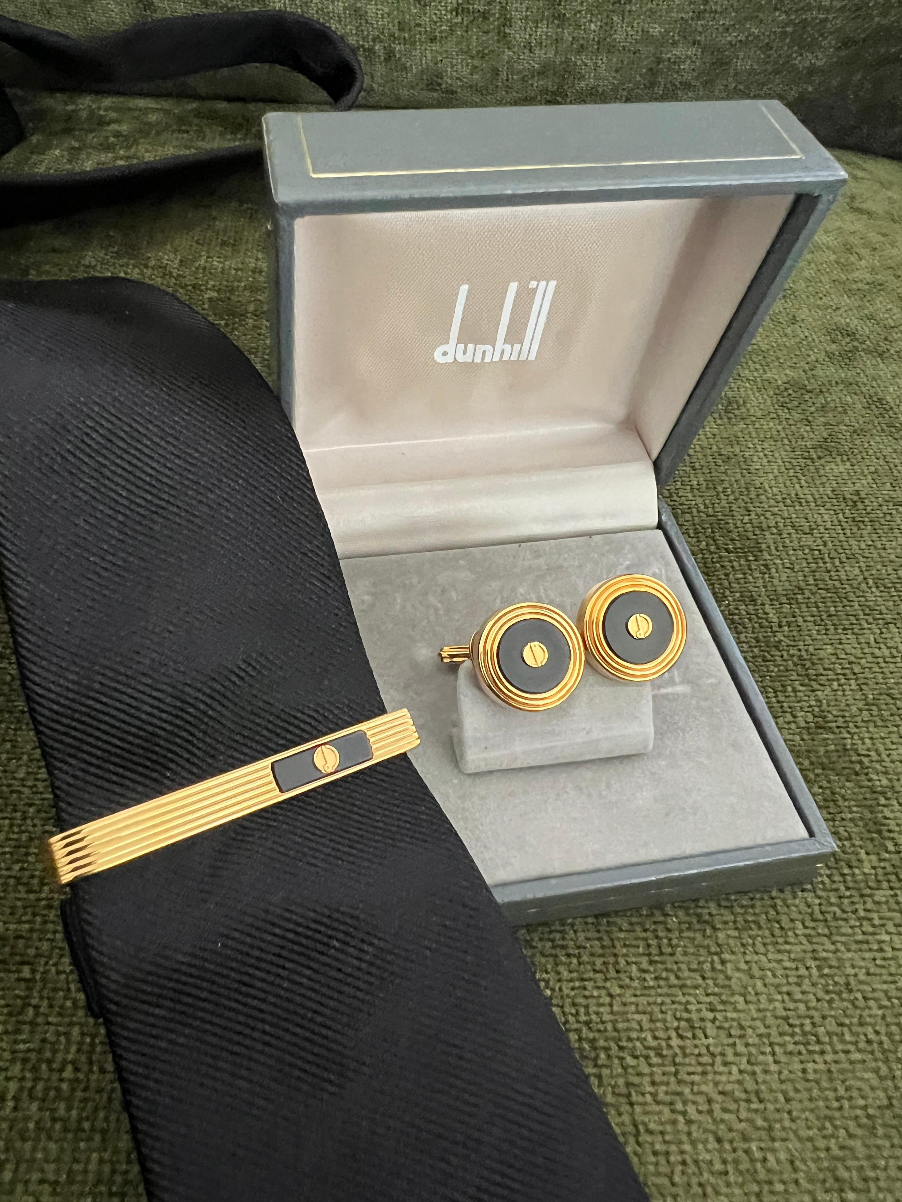 Seltene Vintage Dunhill Manschettenknöpfe & Krawattenklammer vergoldet, Onyx mit Originalgehäuse (Antiker Kissenschliff) im Angebot