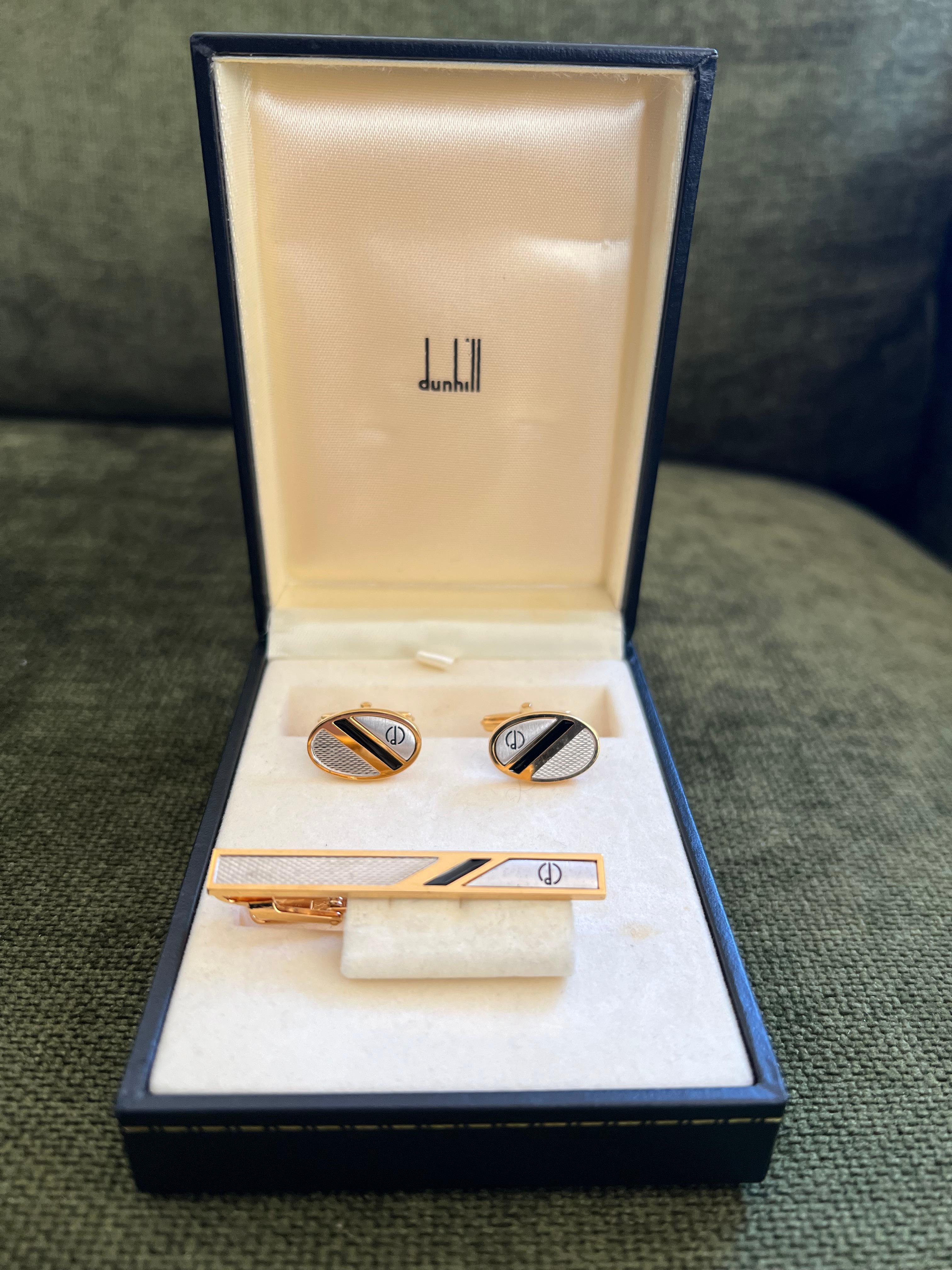Rare Vintage Dunhill Cufflinks & Tie Clip Gold Plated, Onyx With Original Case In Excellent Condition For Sale In New York, NY