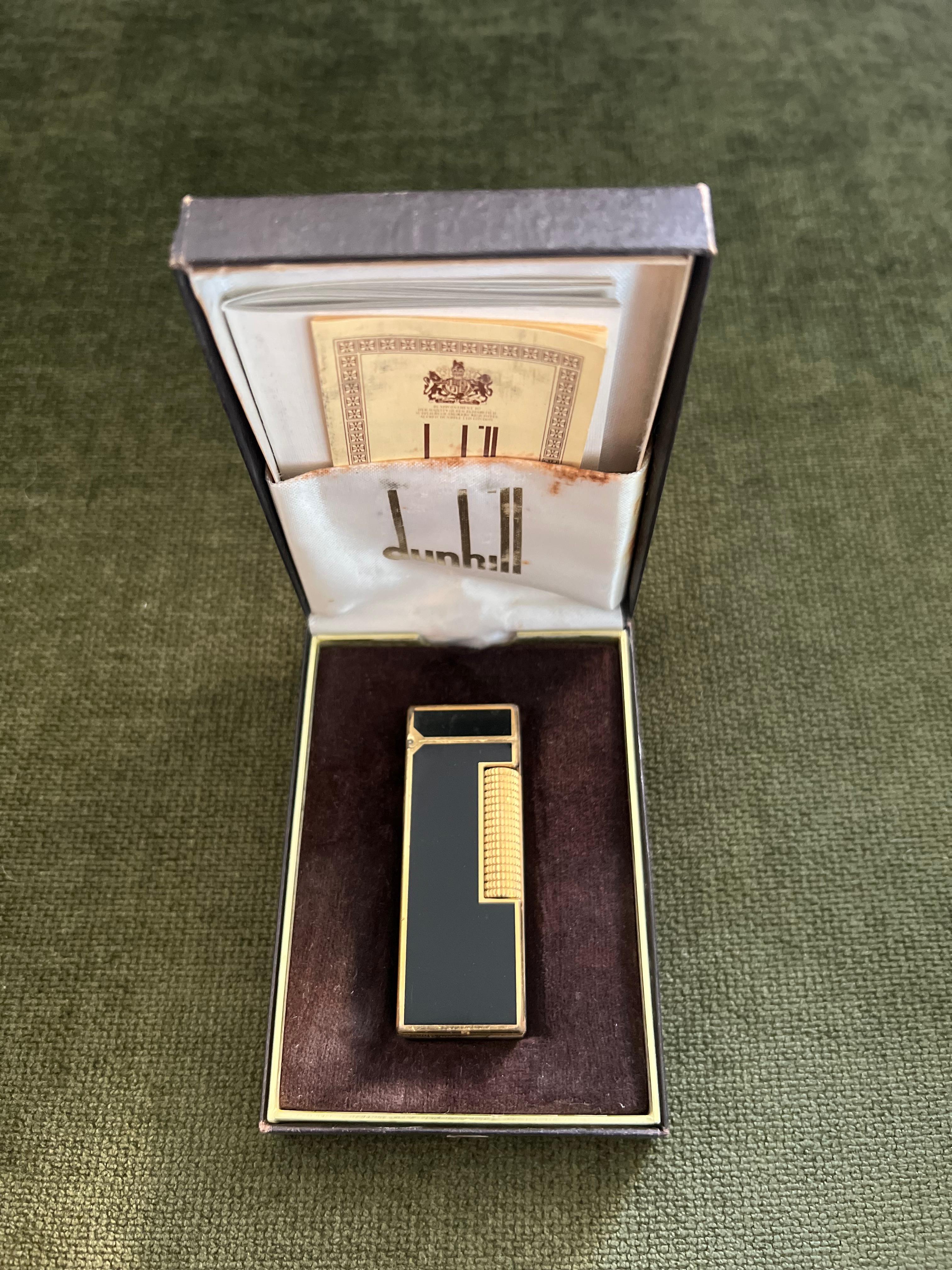 Rare Vintage Dunhill Vergoldet Schwarz Lack Feuerzeug Original Etui im Zustand „Hervorragend“ in New York, NY