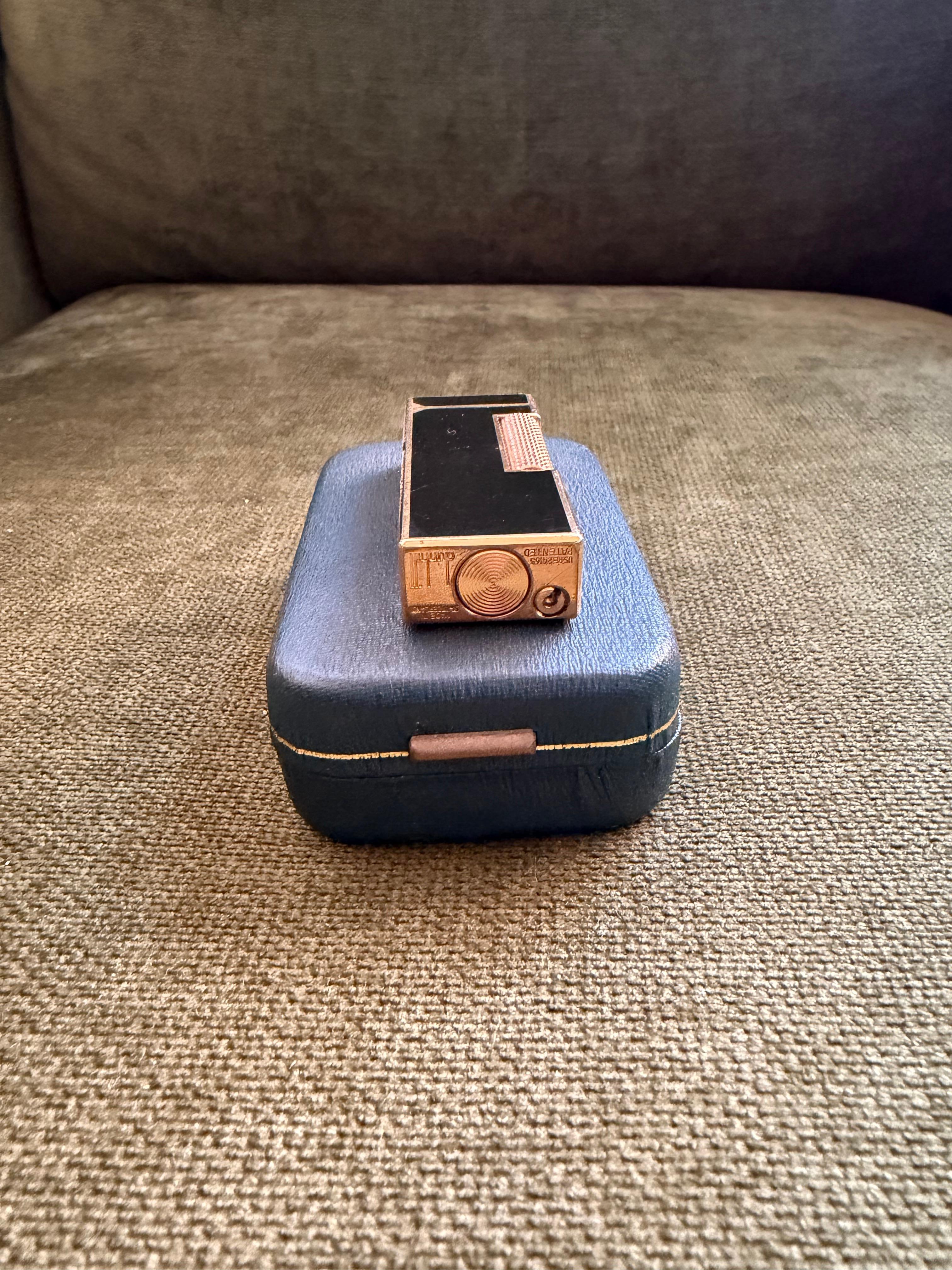 Raro accendino d'epoca Dunhill placcato in oro e lacca nera con custodia originale Sky in vendita 5