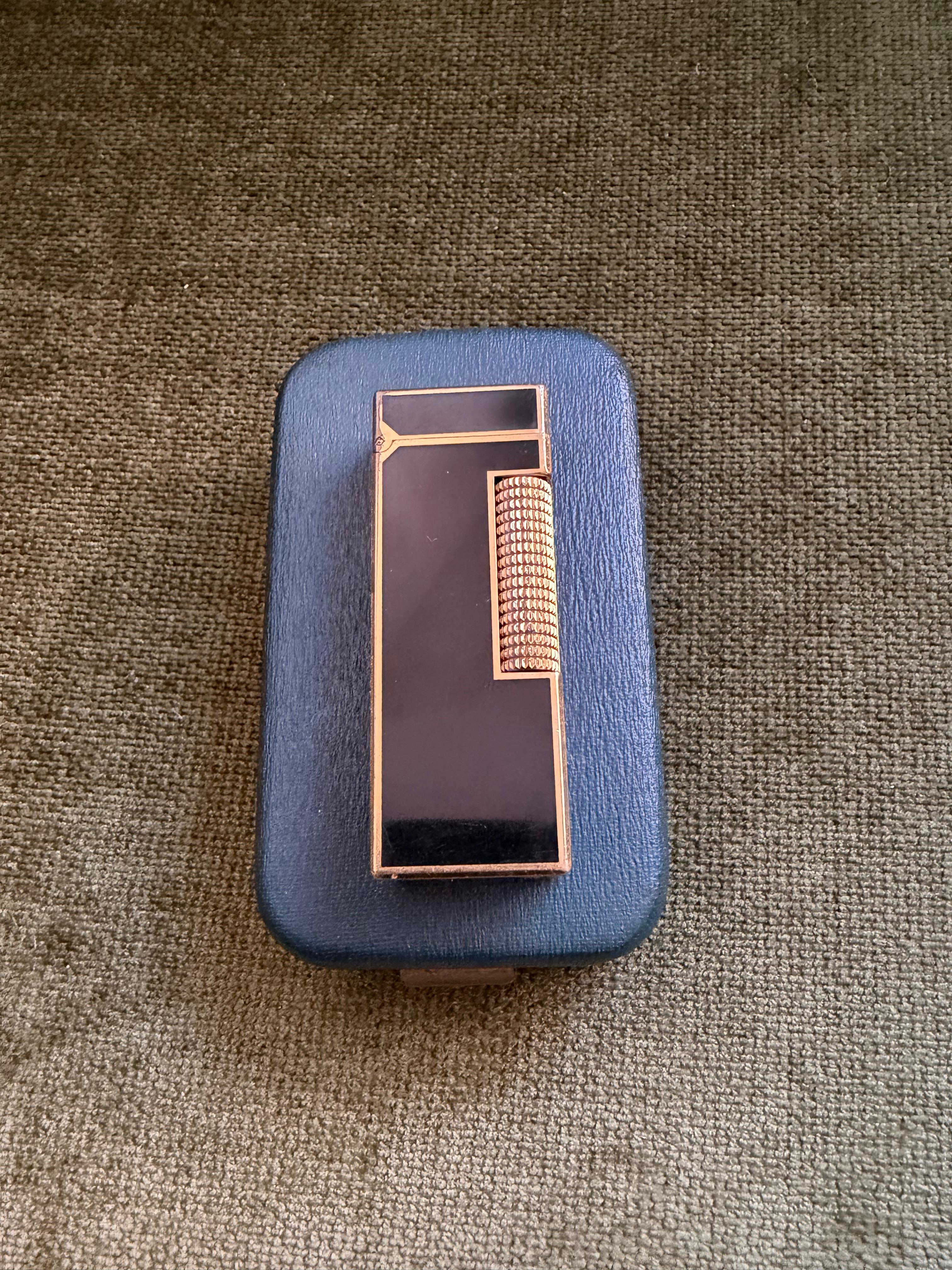 Raro accendino d'epoca Dunhill placcato in oro e lacca nera con custodia originale Sky in vendita 7