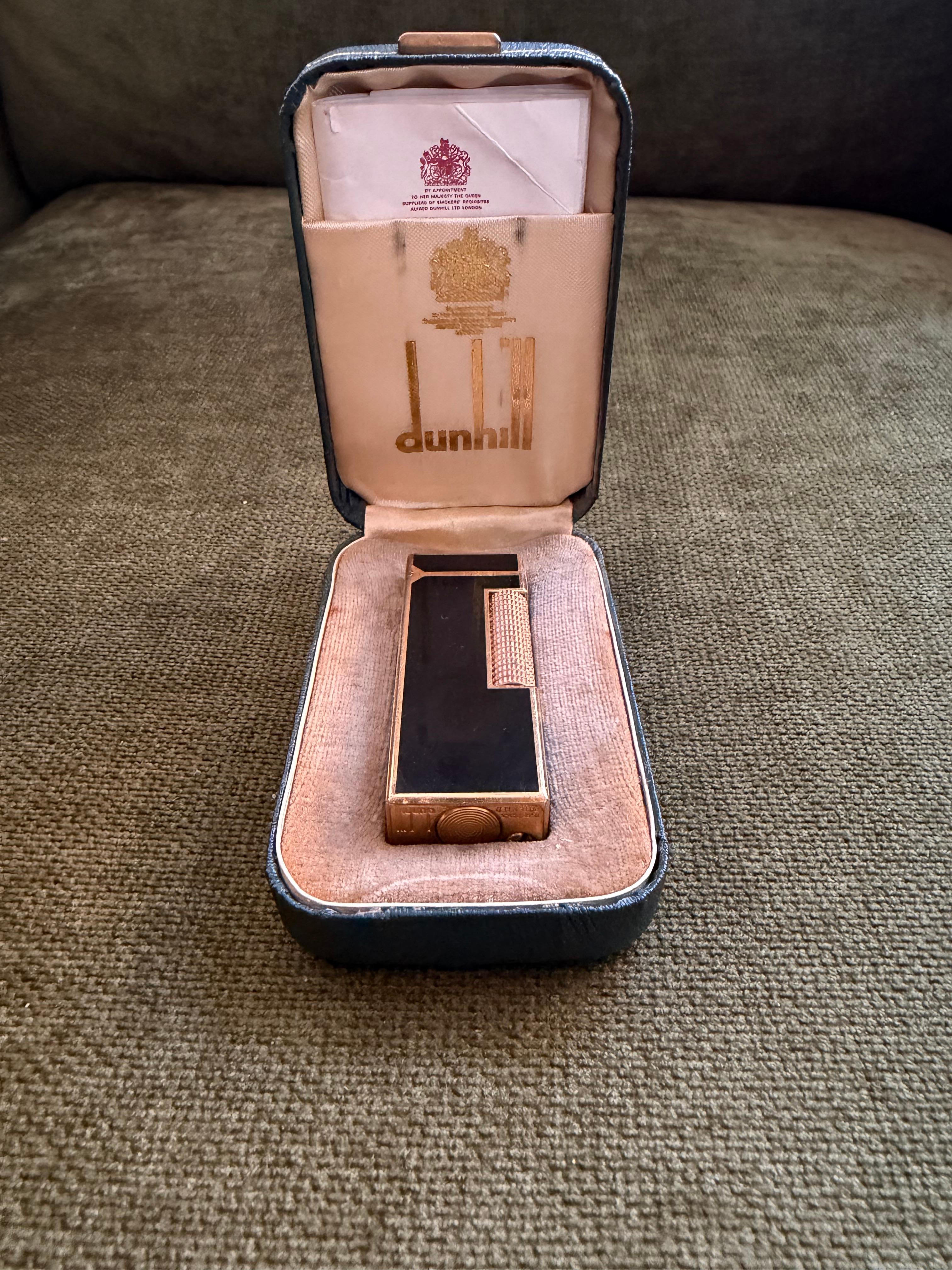 Raro accendino d'epoca Dunhill placcato in oro con lacca nera, custodia originale in cielo in condizioni super-miniate. 
Circa 1970

Raro accendino vintage Dunhill placcato in oro e lacca nera Swiss Made In ottime condizioni.
Funziona perfettamente.