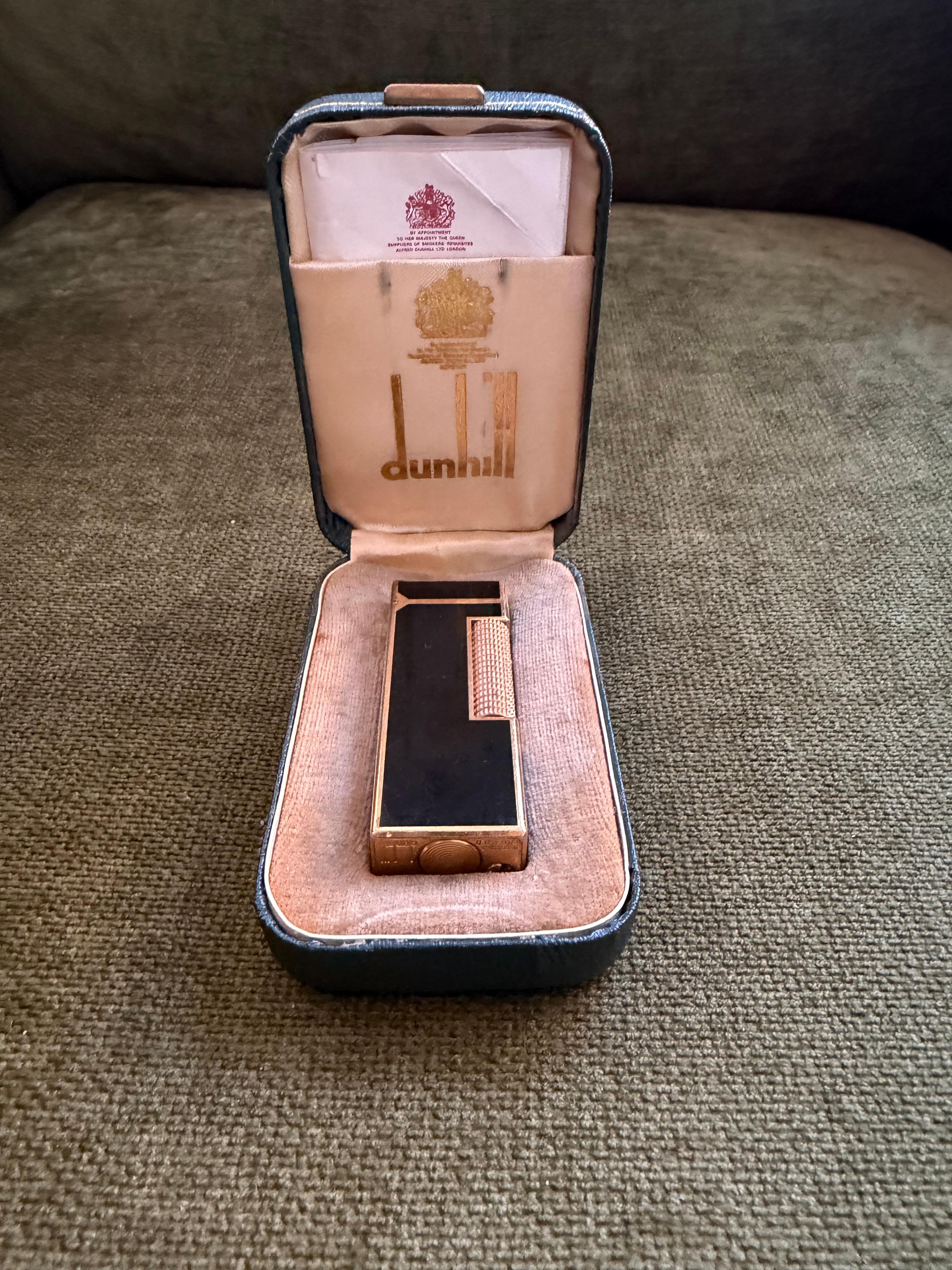 Art Déco Raro accendino d'epoca Dunhill placcato in oro e lacca nera con custodia originale Sky in vendita