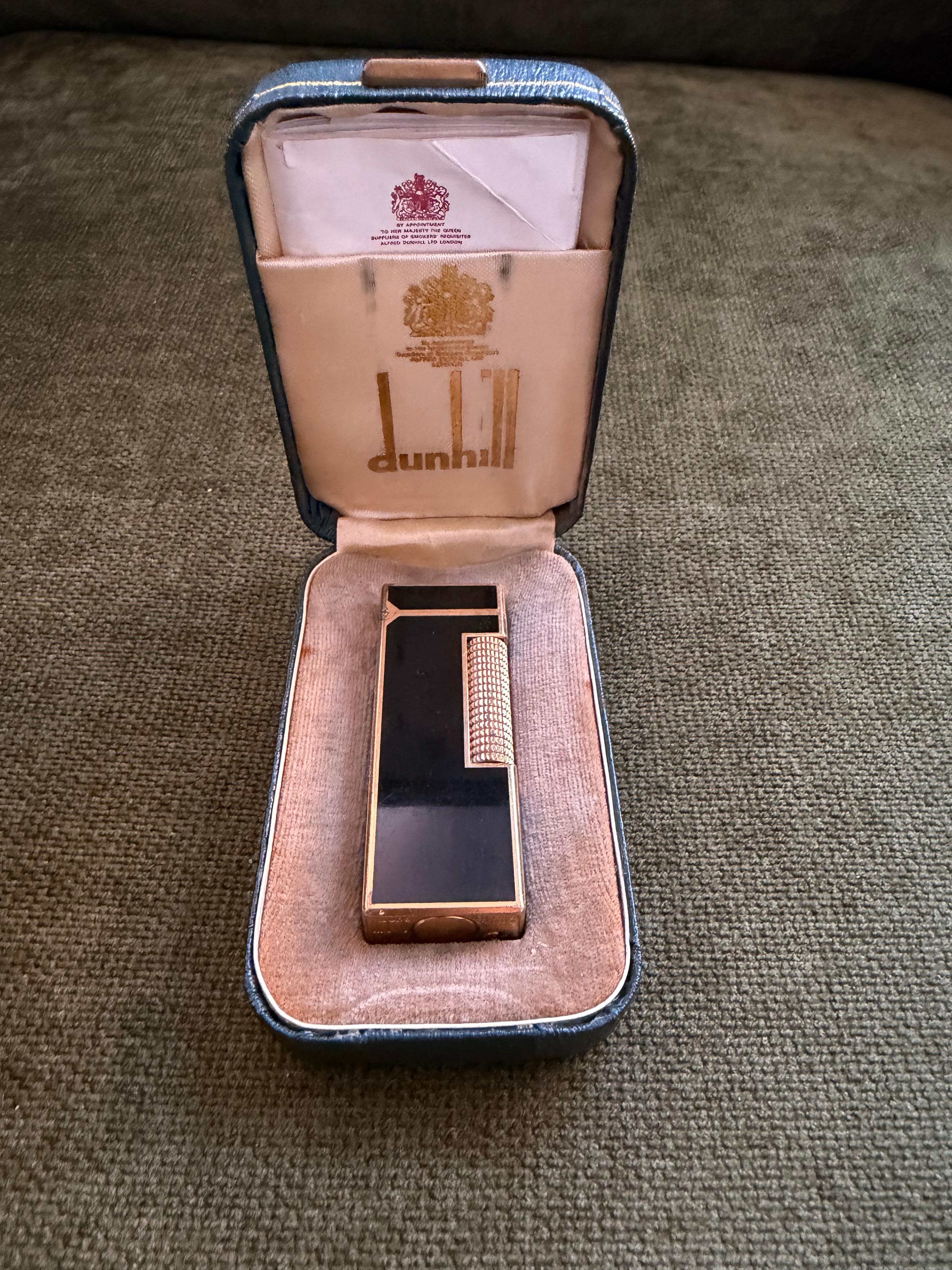 Raro accendino d'epoca Dunhill placcato in oro e lacca nera con custodia originale Sky In condizioni ottime in vendita a New York, NY