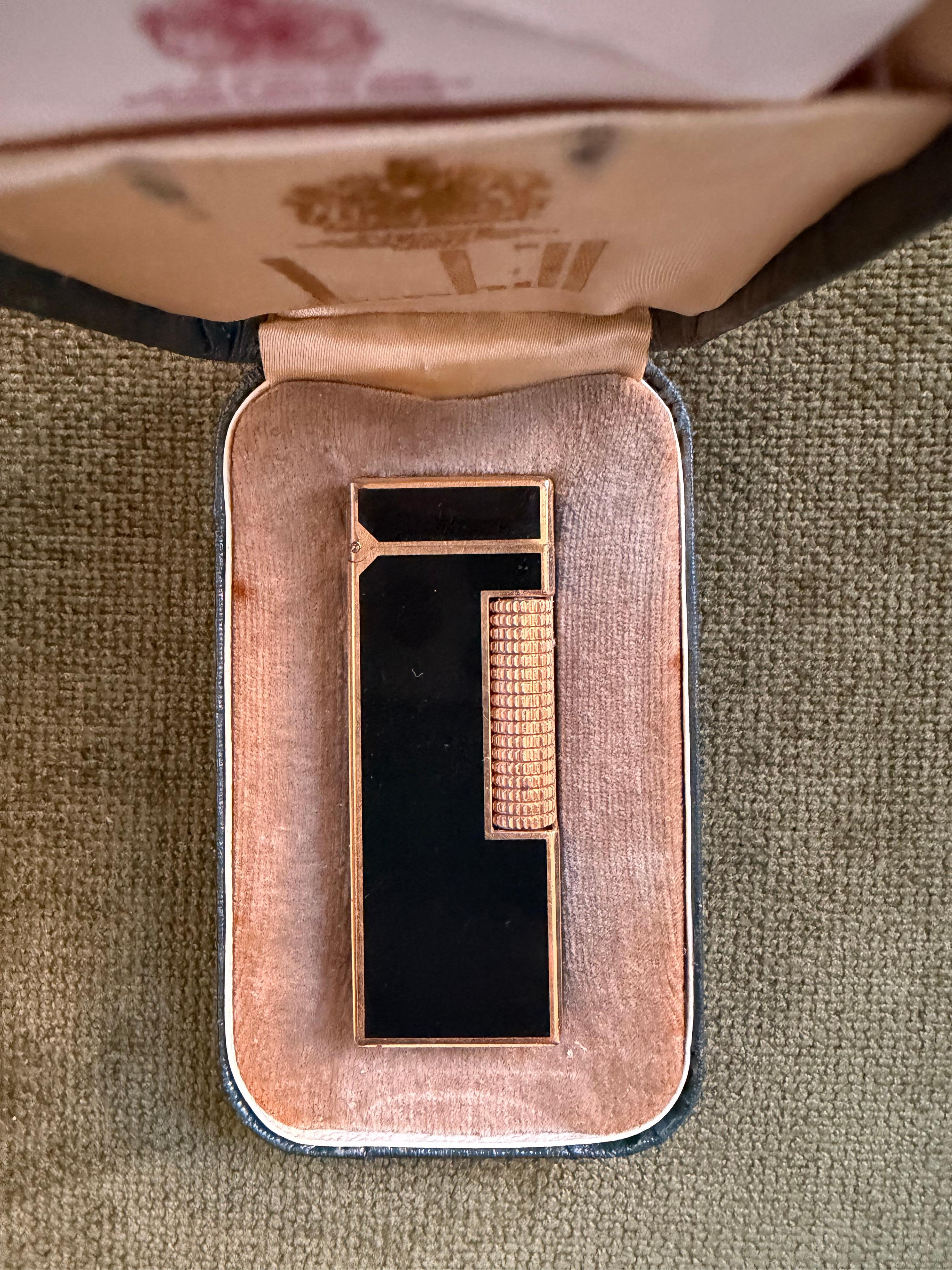 Raro accendino d'epoca Dunhill placcato in oro e lacca nera con custodia originale Sky in vendita 1