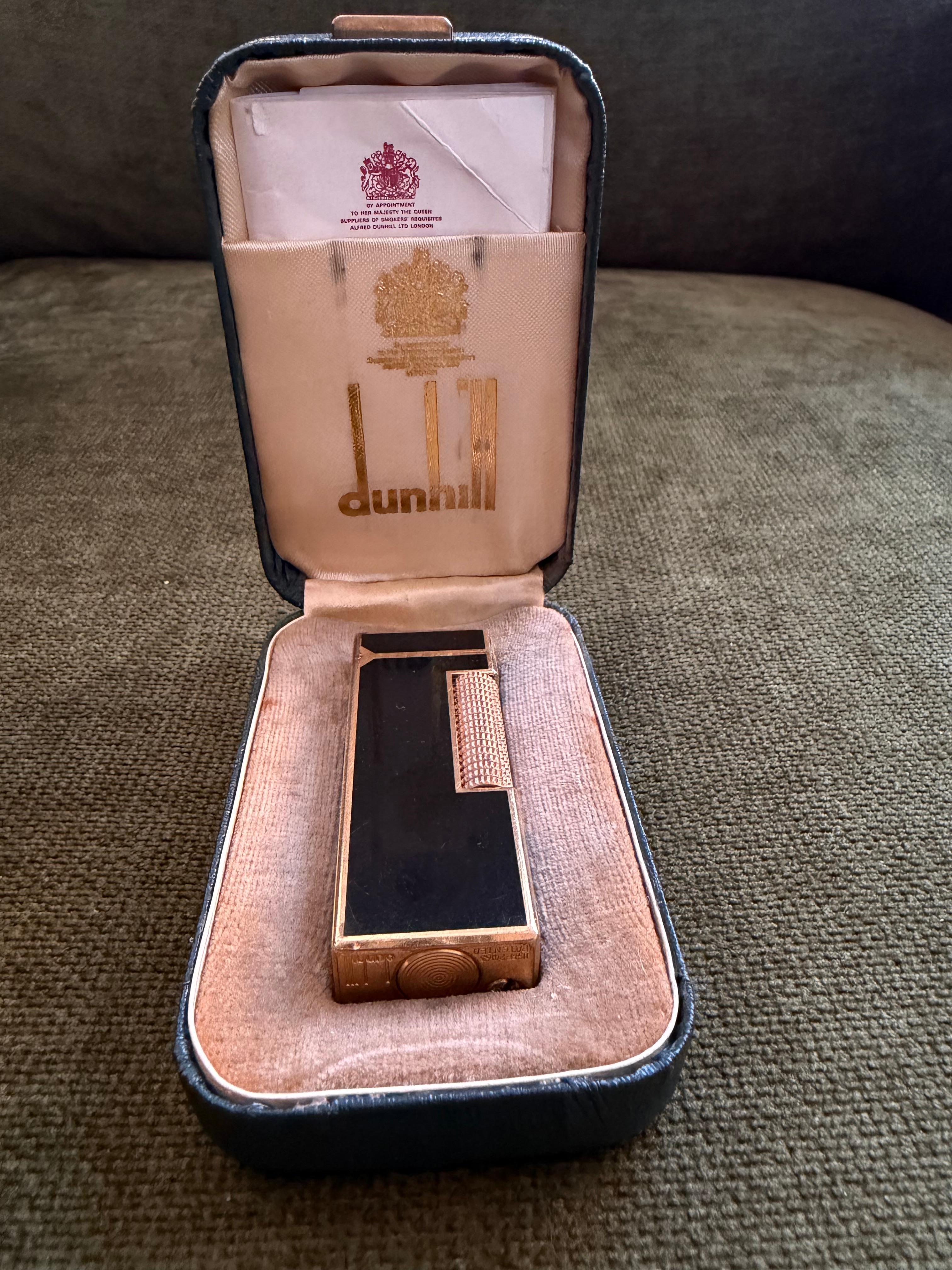Raro accendino d'epoca Dunhill placcato in oro e lacca nera con custodia originale Sky in vendita 2