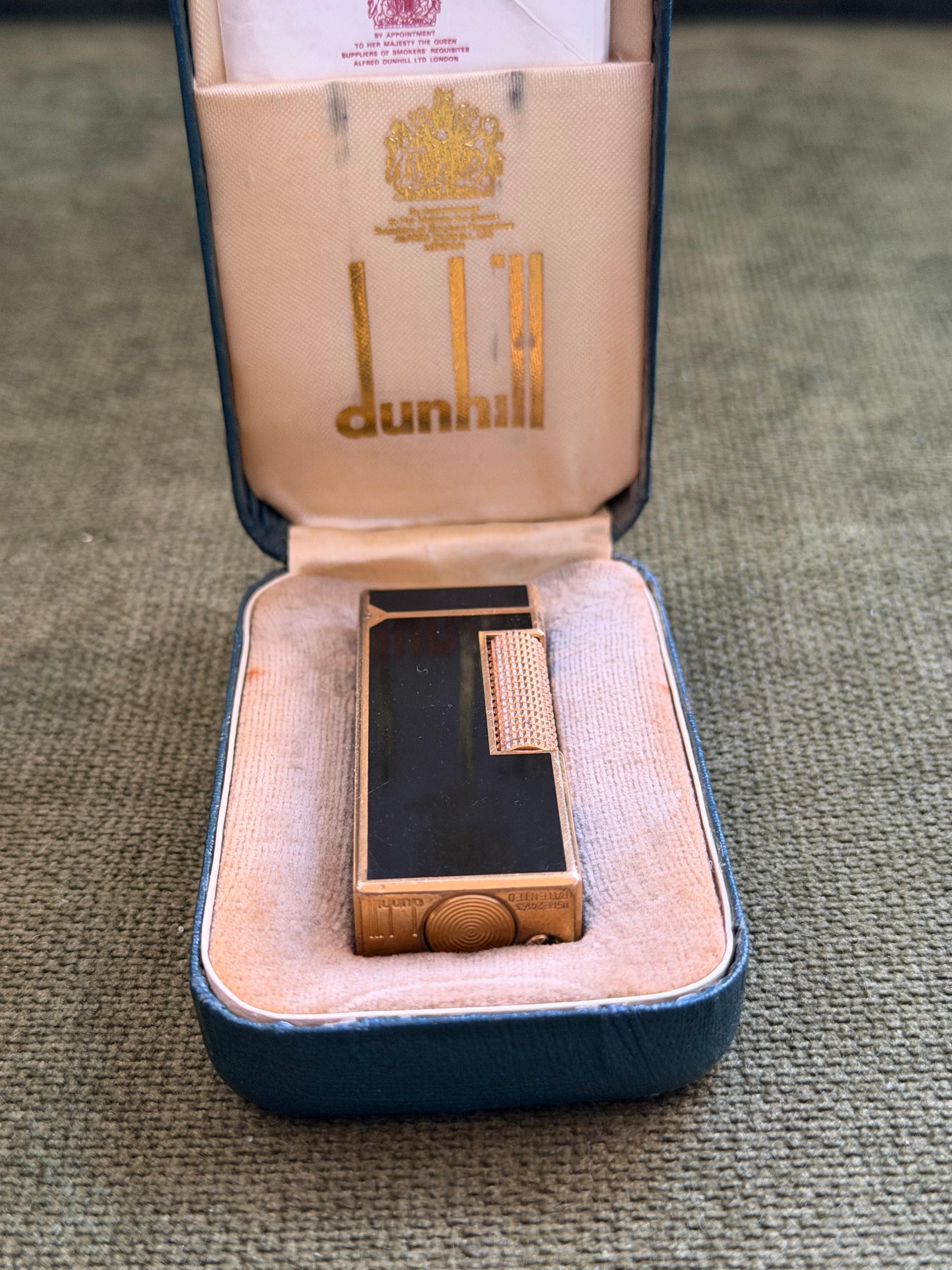 Raro accendino d'epoca Dunhill placcato in oro e lacca nera con custodia originale Sky in vendita 3