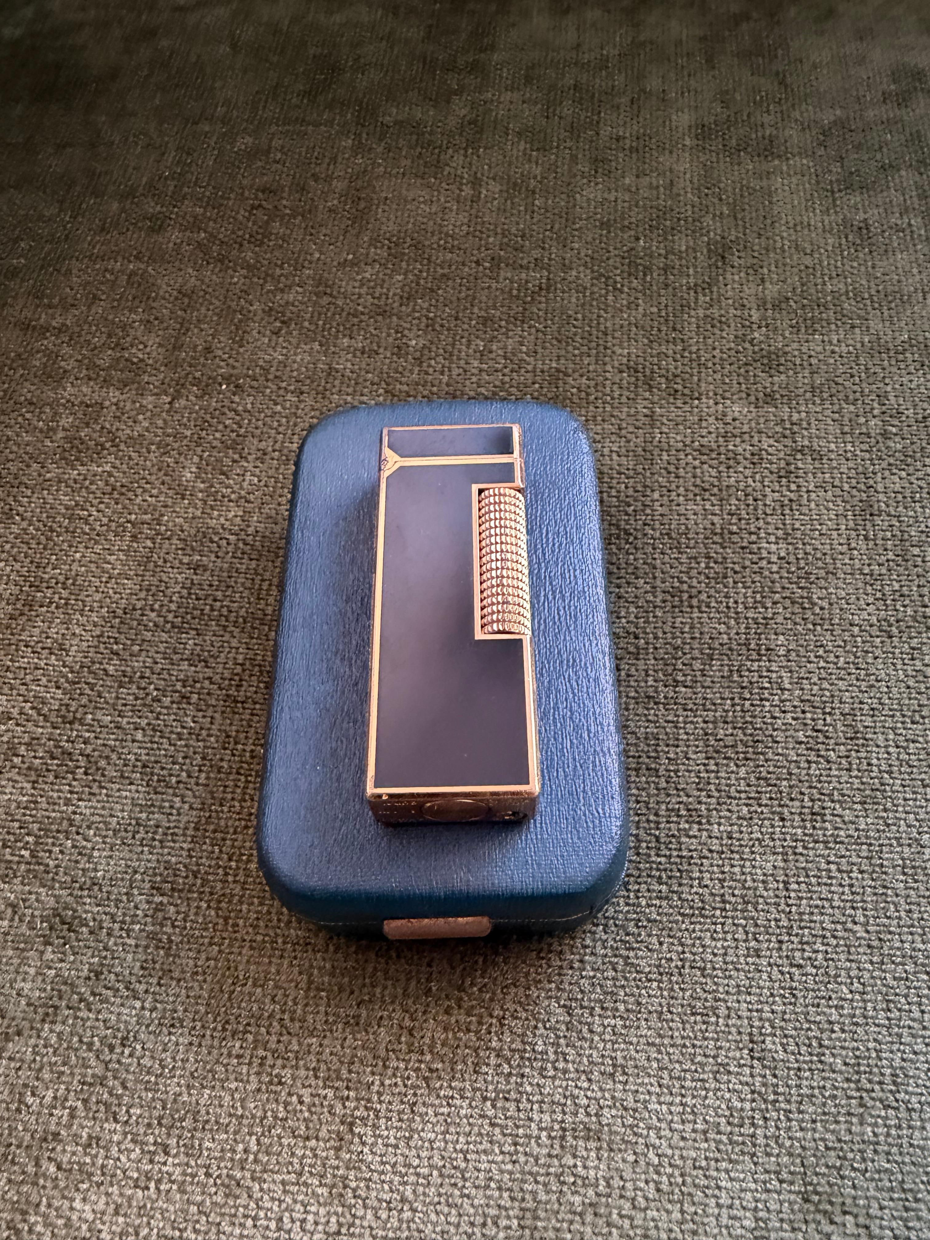 Raro accendino d'epoca Dunhill placcato in oro e lacca nera con custodia originale Sky in vendita 4