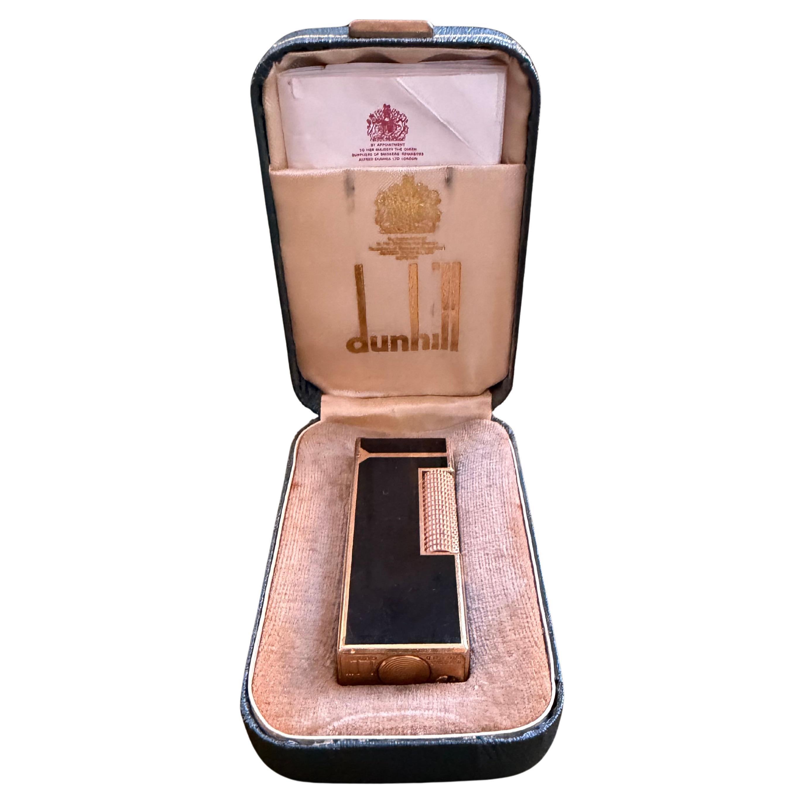Raro accendino d
epoca Dunhill placcato in oro e lacca nera con custodia originale Sky