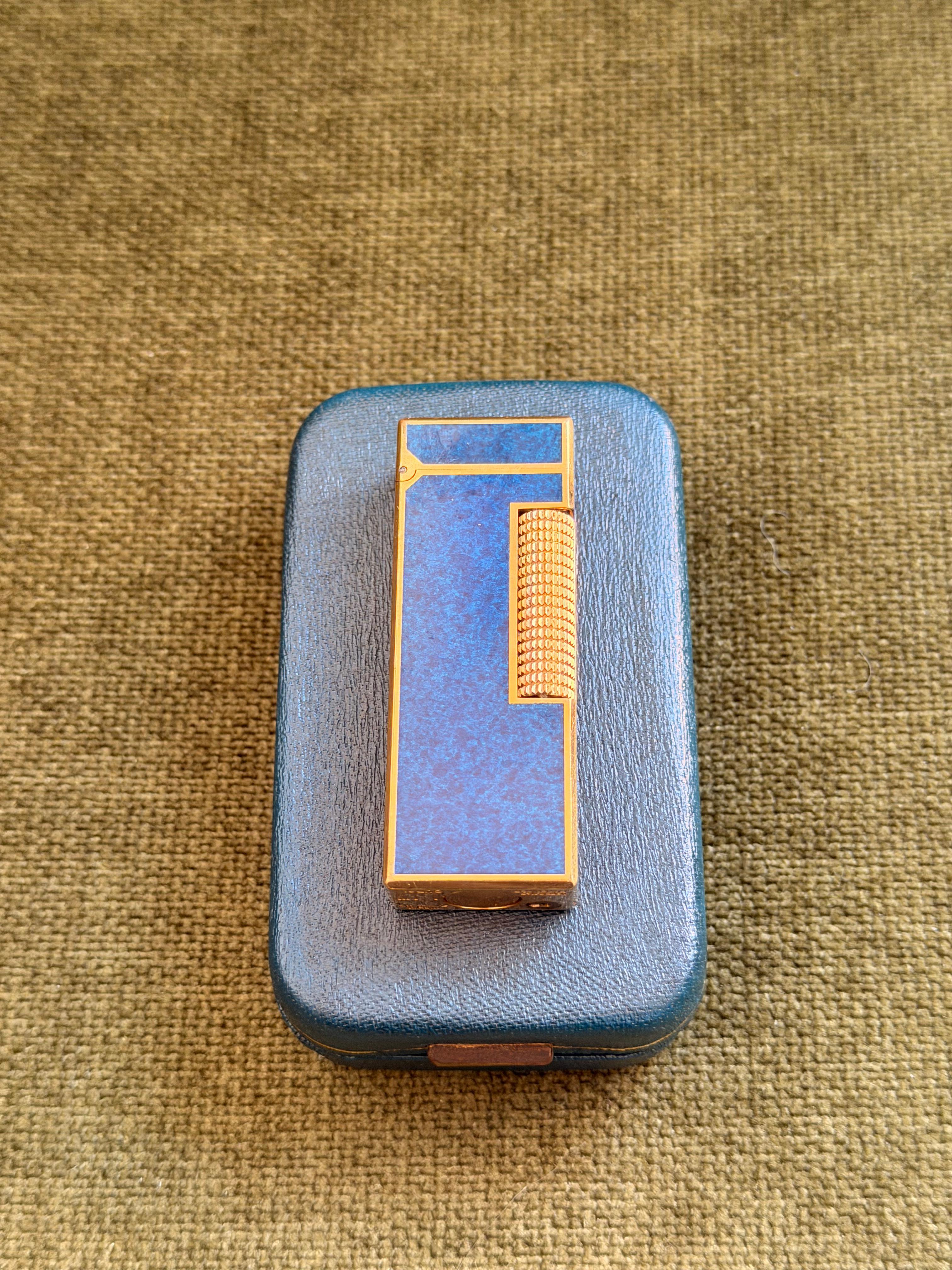 Rare briquet ciel d'origine Dunhill en laque de marbre bleu plaqué or en vente 7