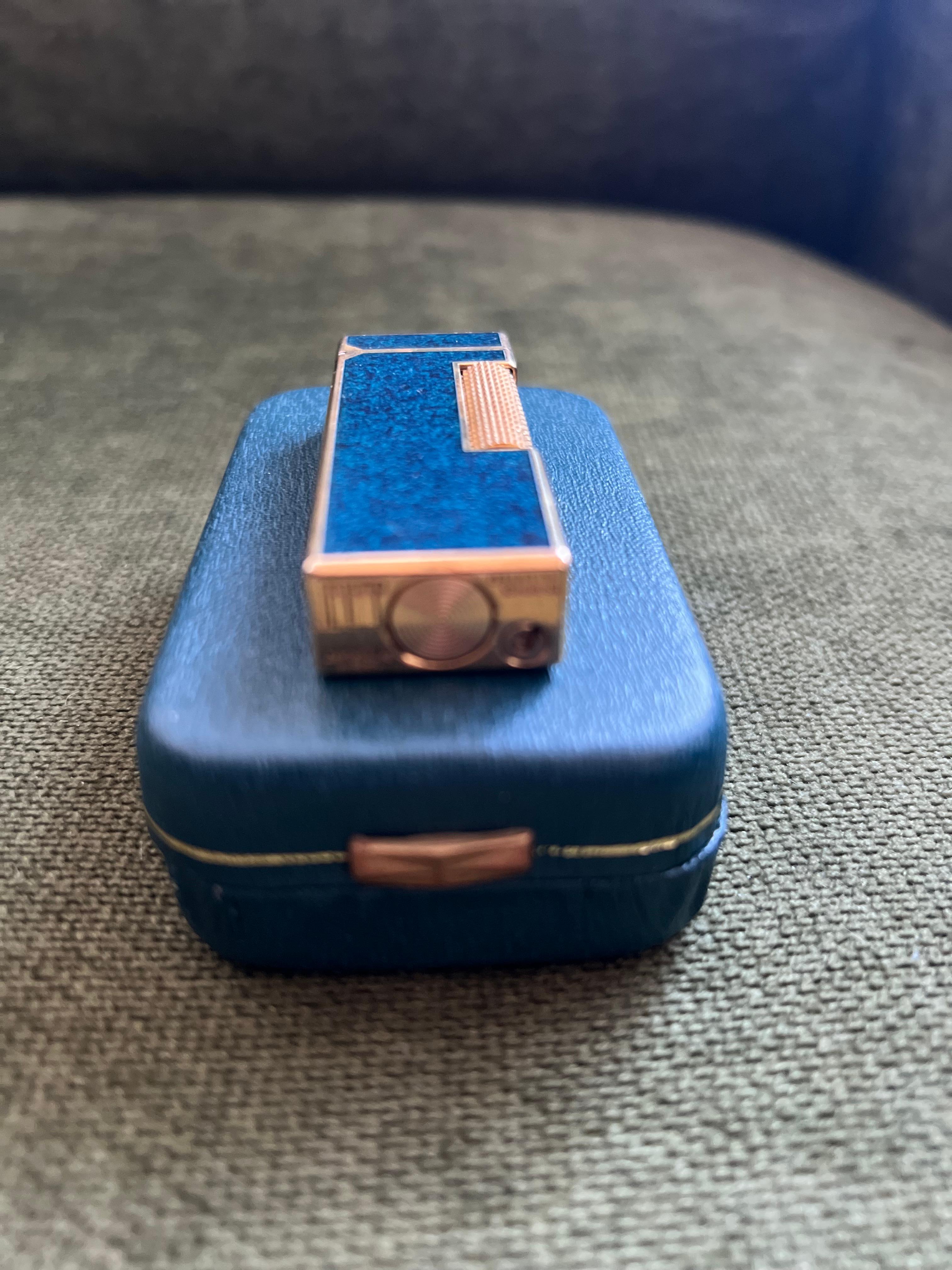 Seltene Vintage Dunhill Gold Plated Blue Marble Lacquer Feuerzeug Original Sky Case 
CIRCA 1970

Rare Vintage Dunhill vergoldet Blue Marble lacquer Swiss Made Feuerzeug In mint condition.
Funktioniert perfekt. 
Ikonisches und wunderschön