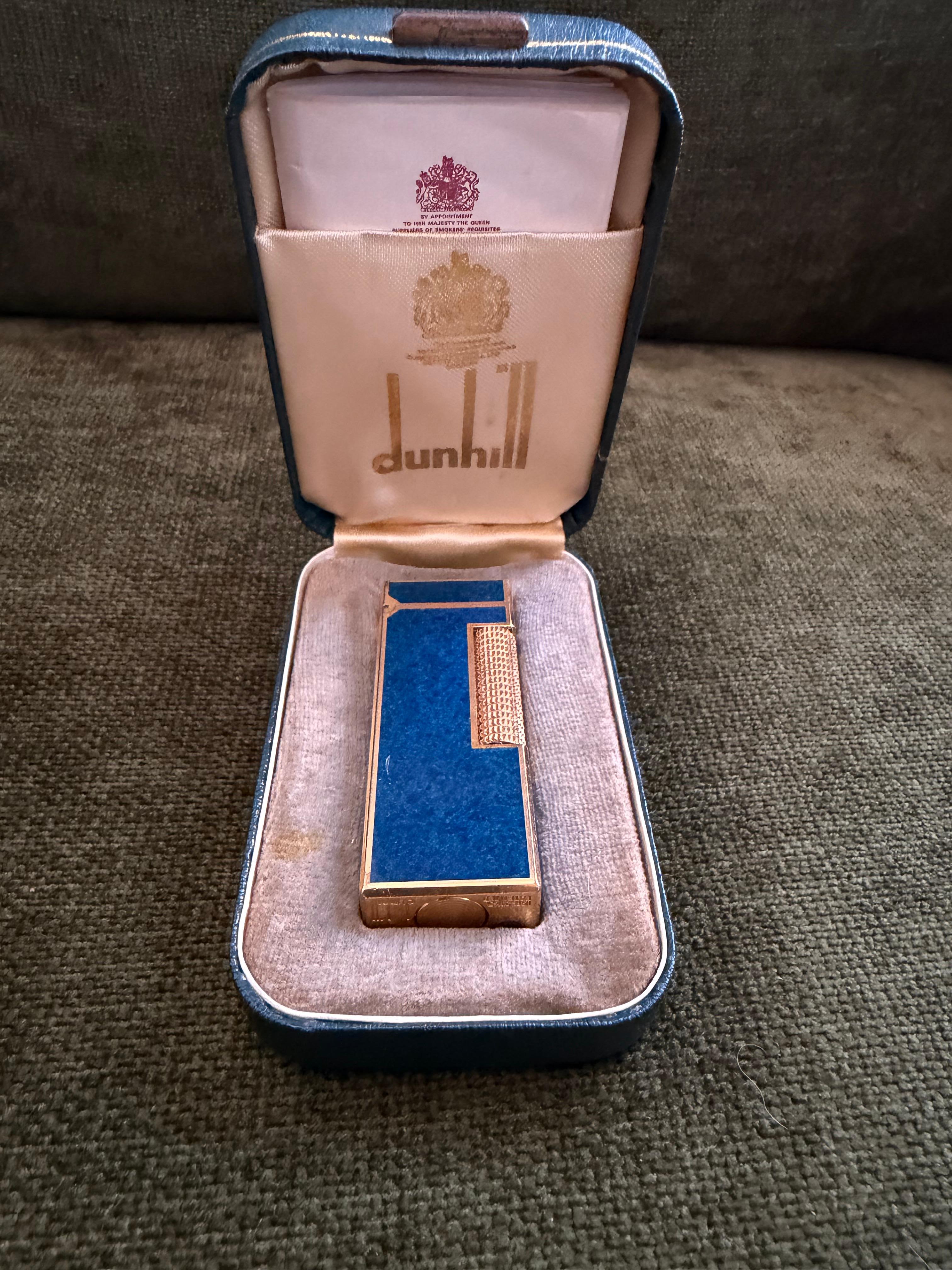 Rare Vintage Dunhill Gold Plated Blue Marble Lacquer Original Sky Case In a Super Mint Condition. 
Circa 1970

Rare briquet Vintage Dunhill plaqué or laqué Blue Marble Swiss Made En parfait état.
Fonctionne parfaitement. 
Pièce iconique et