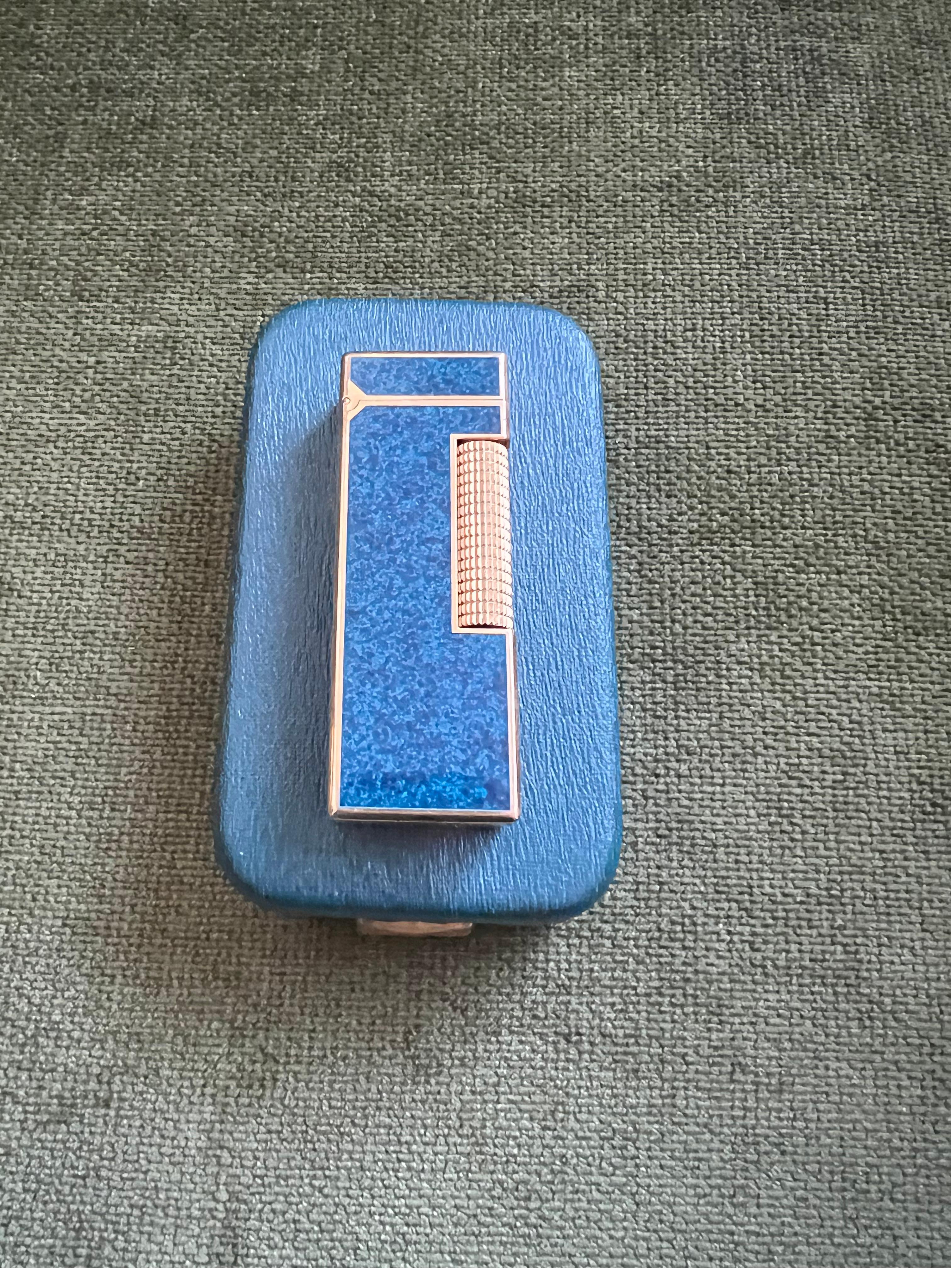 Seltene Vintage Dunhill Gold Plated Blue Marble Lacquer Feuerzeug Original Sky Case im Zustand „Hervorragend“ in New York, NY