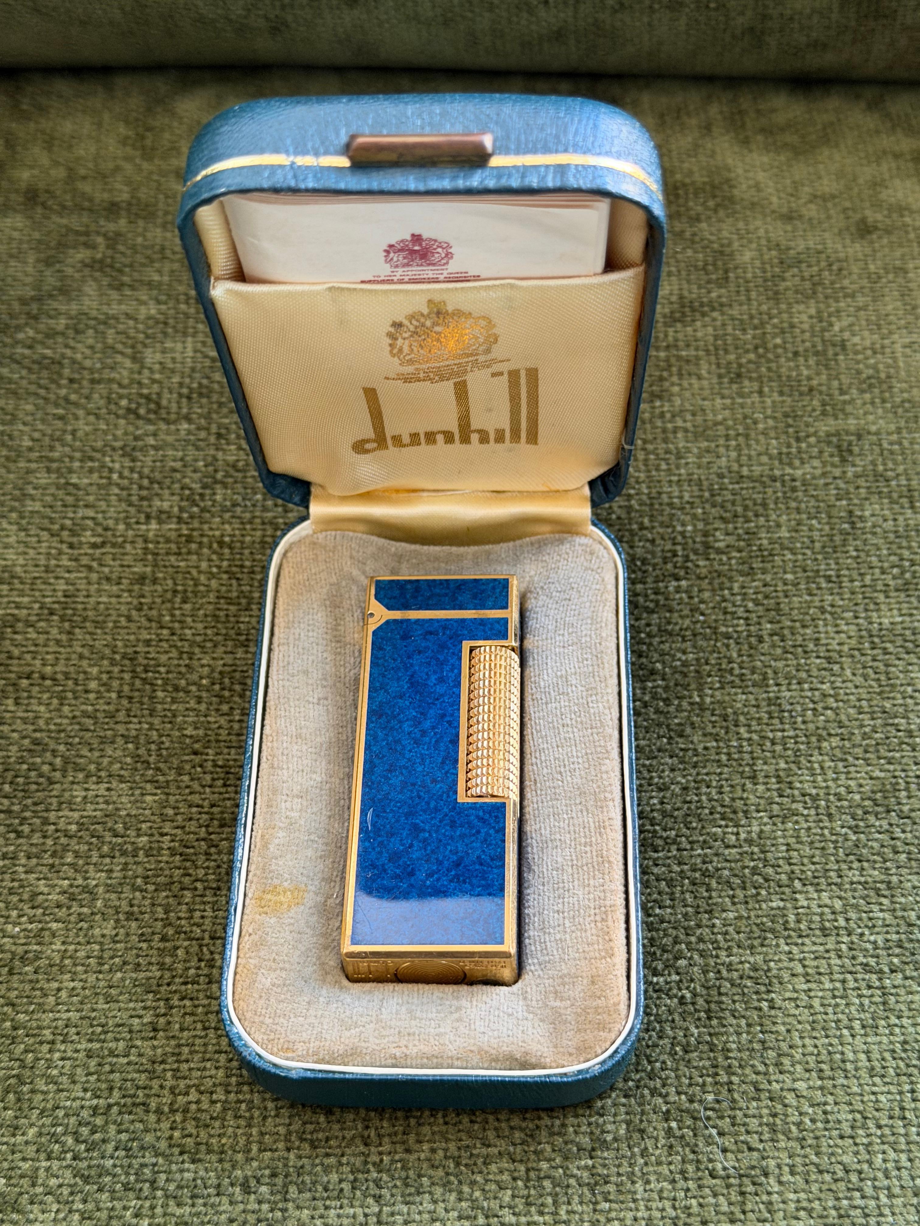 Rare briquet ciel d'origine Dunhill en laque de marbre bleu plaqué or Unisexe en vente