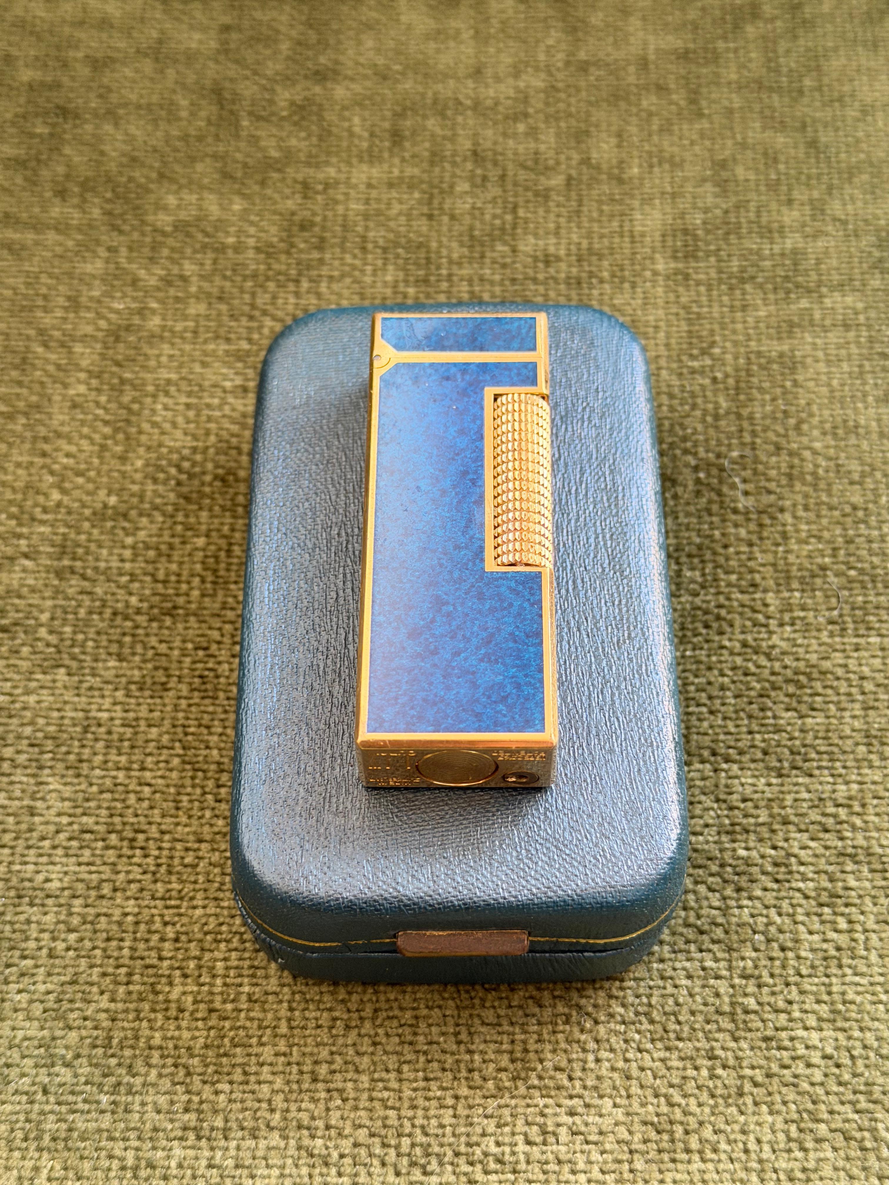 Rare briquet ciel d'origine Dunhill en laque de marbre bleu plaqué or en vente 4