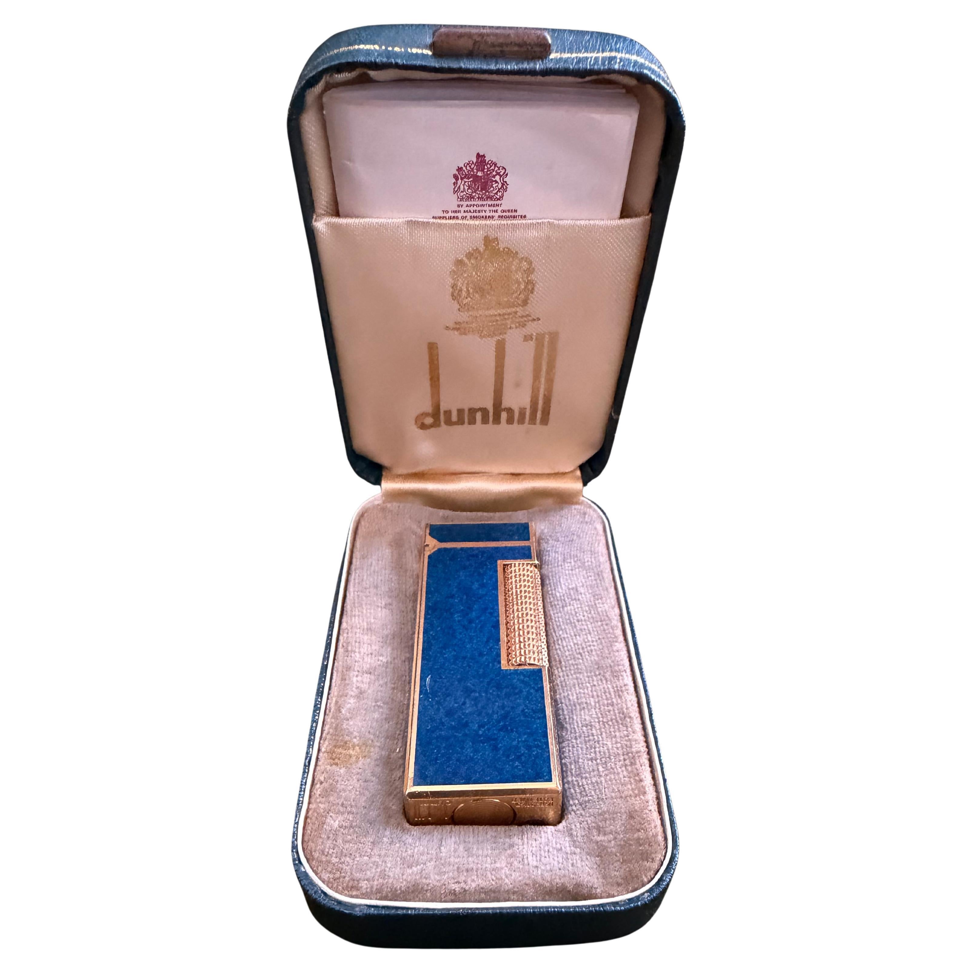Raro accendino d
epoca Dunhill placcato in oro con lacca di marmo blu, custodia originale in cielo
