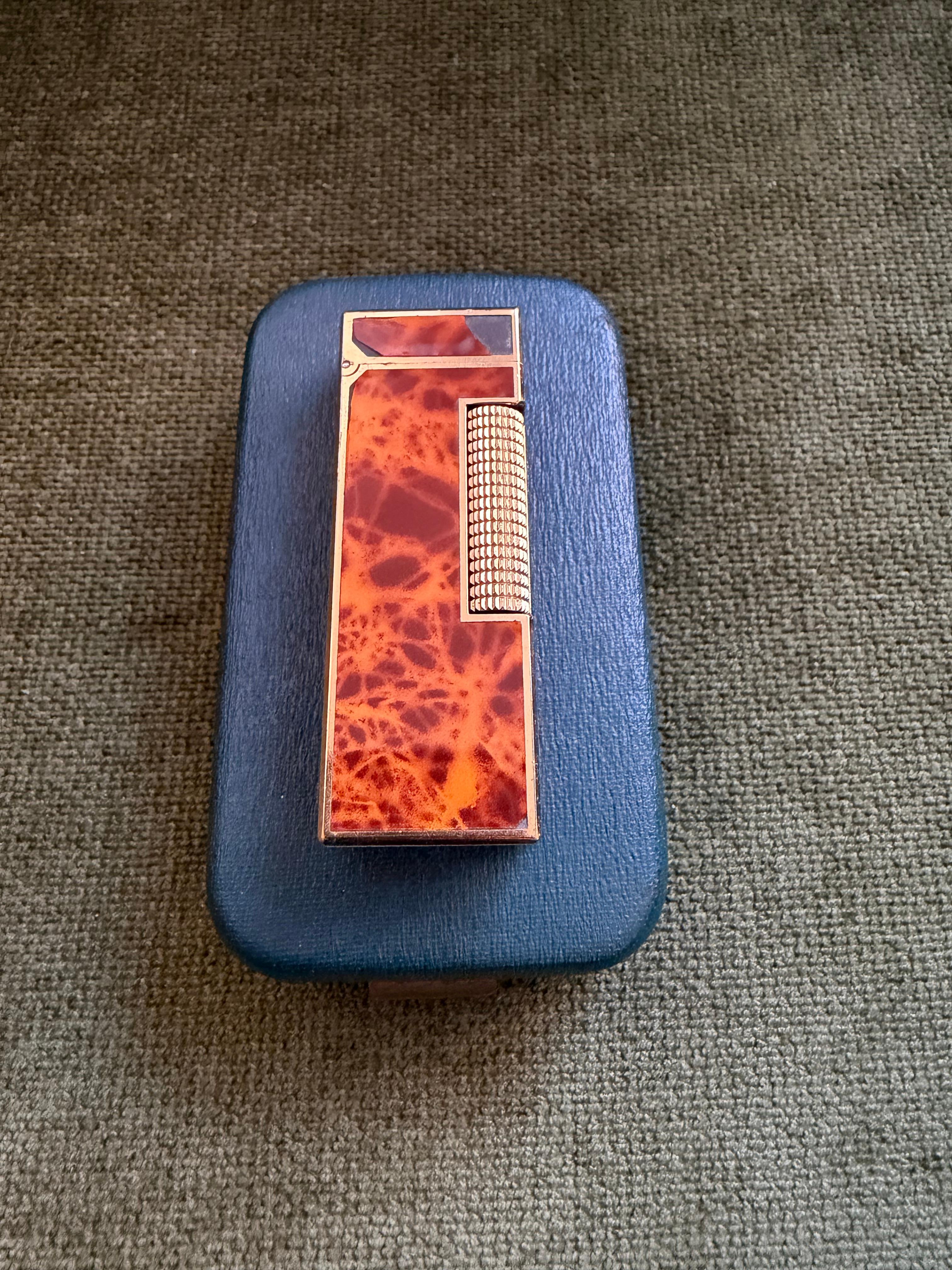 Raro accendino d'epoca Dunhill placcato in oro con lacca di marmo e cognac, accendino originale con custodia a cielo aperto in vendita 5
