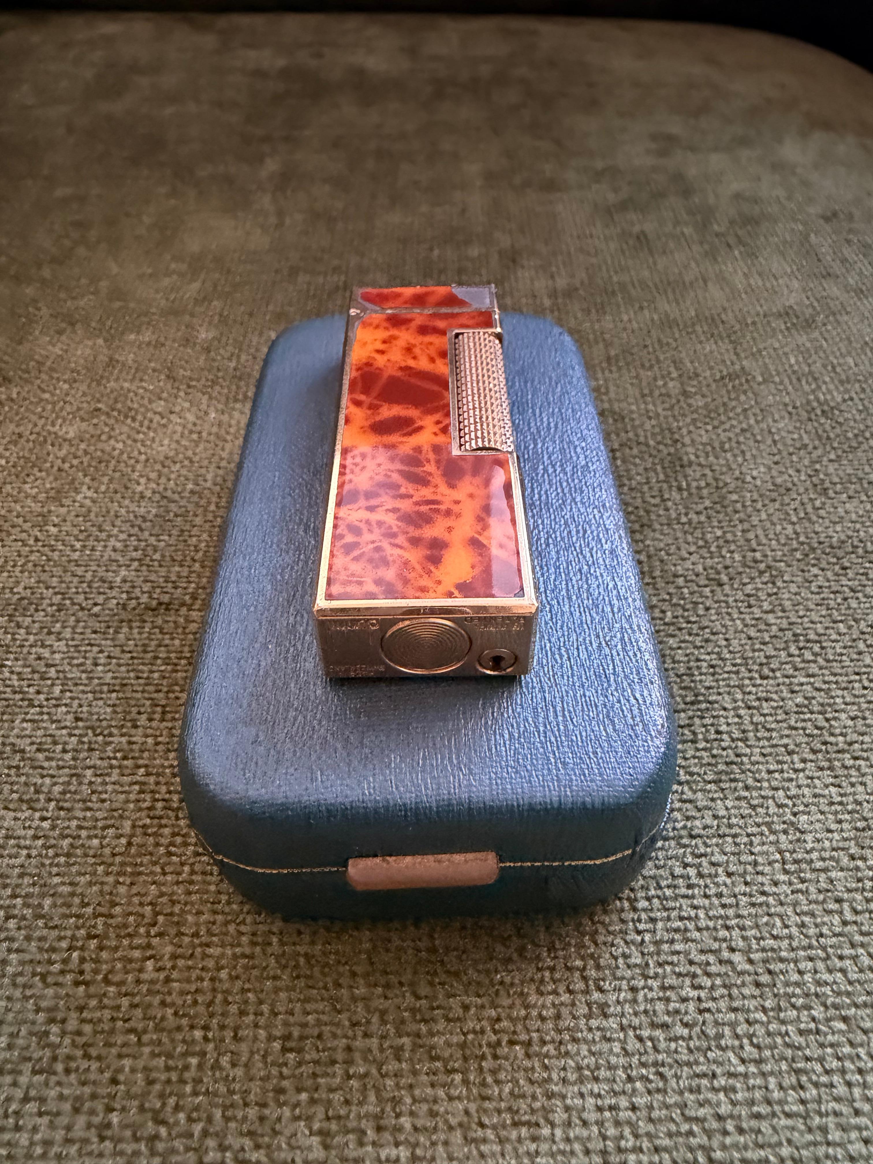 Raro accendino d'epoca Dunhill placcato in oro con lacca di marmo e cognac, accendino originale con custodia a cielo aperto in vendita 6