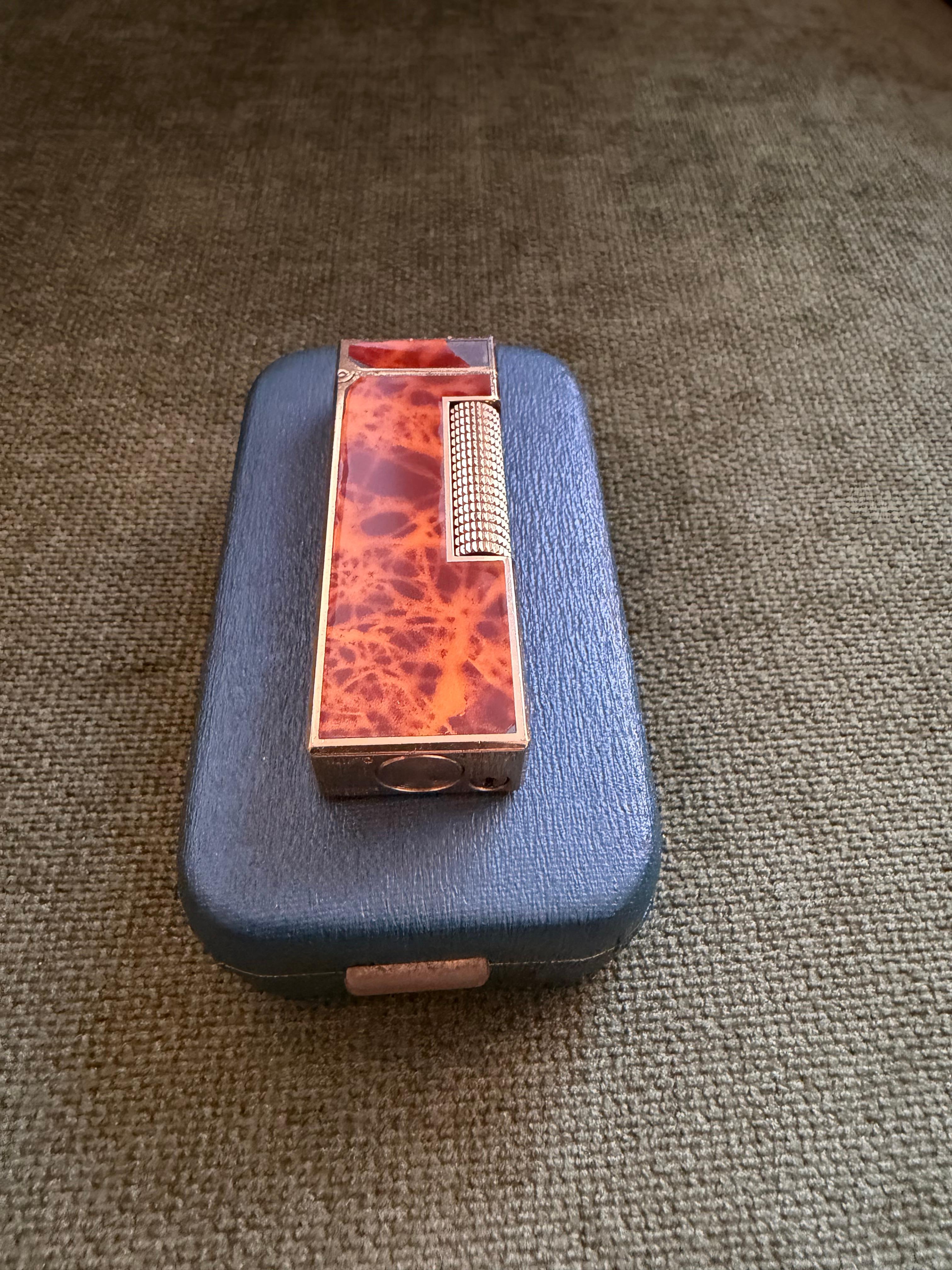 Raro accendino d'epoca Dunhill placcato in oro con lacca di marmo e cognac, accendino originale con custodia a cielo aperto in vendita 7