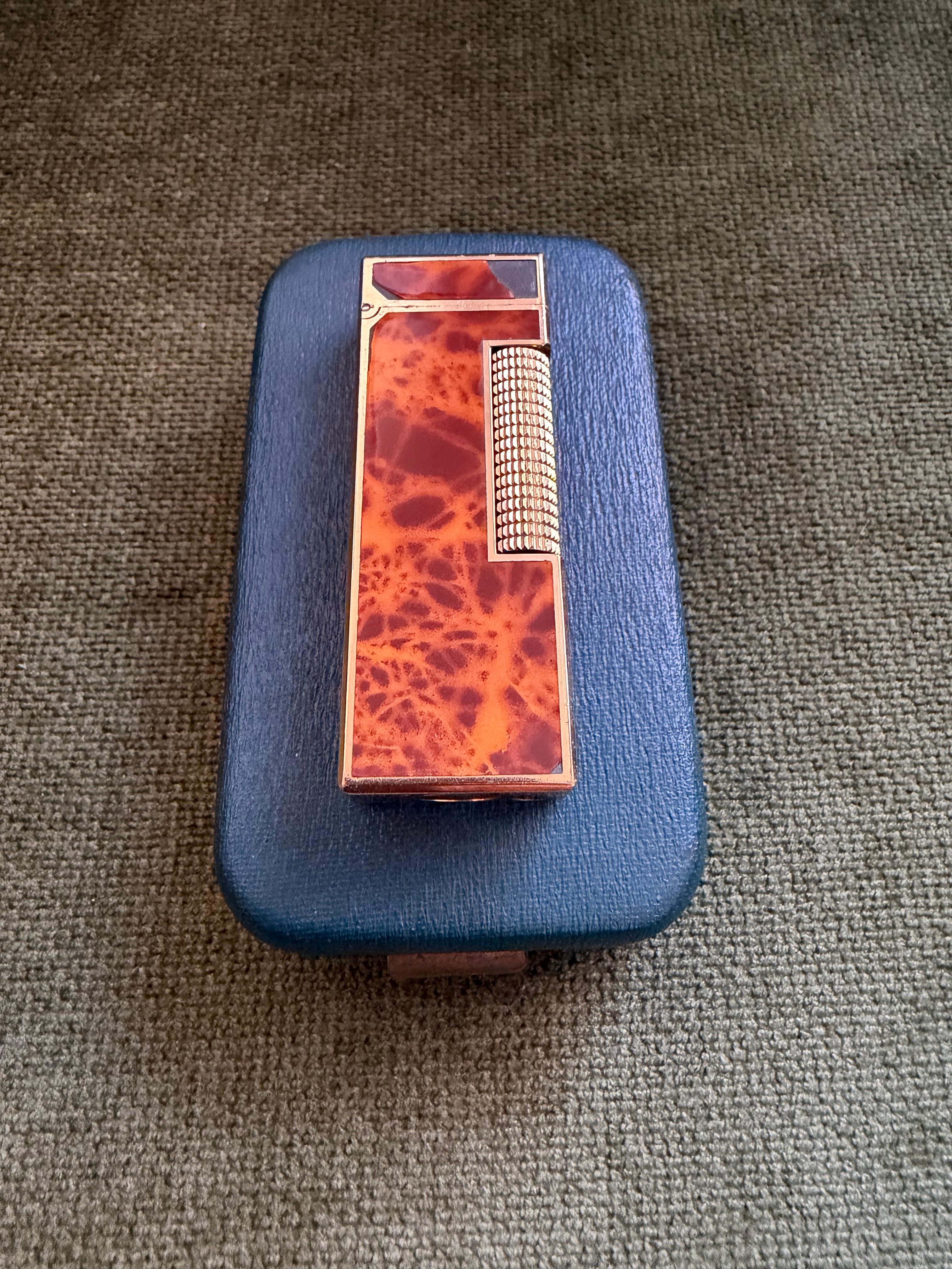 Raro accendino d'epoca Dunhill placcato in oro con lacca di marmo e cognac, accendino originale con custodia a cielo aperto in vendita 8