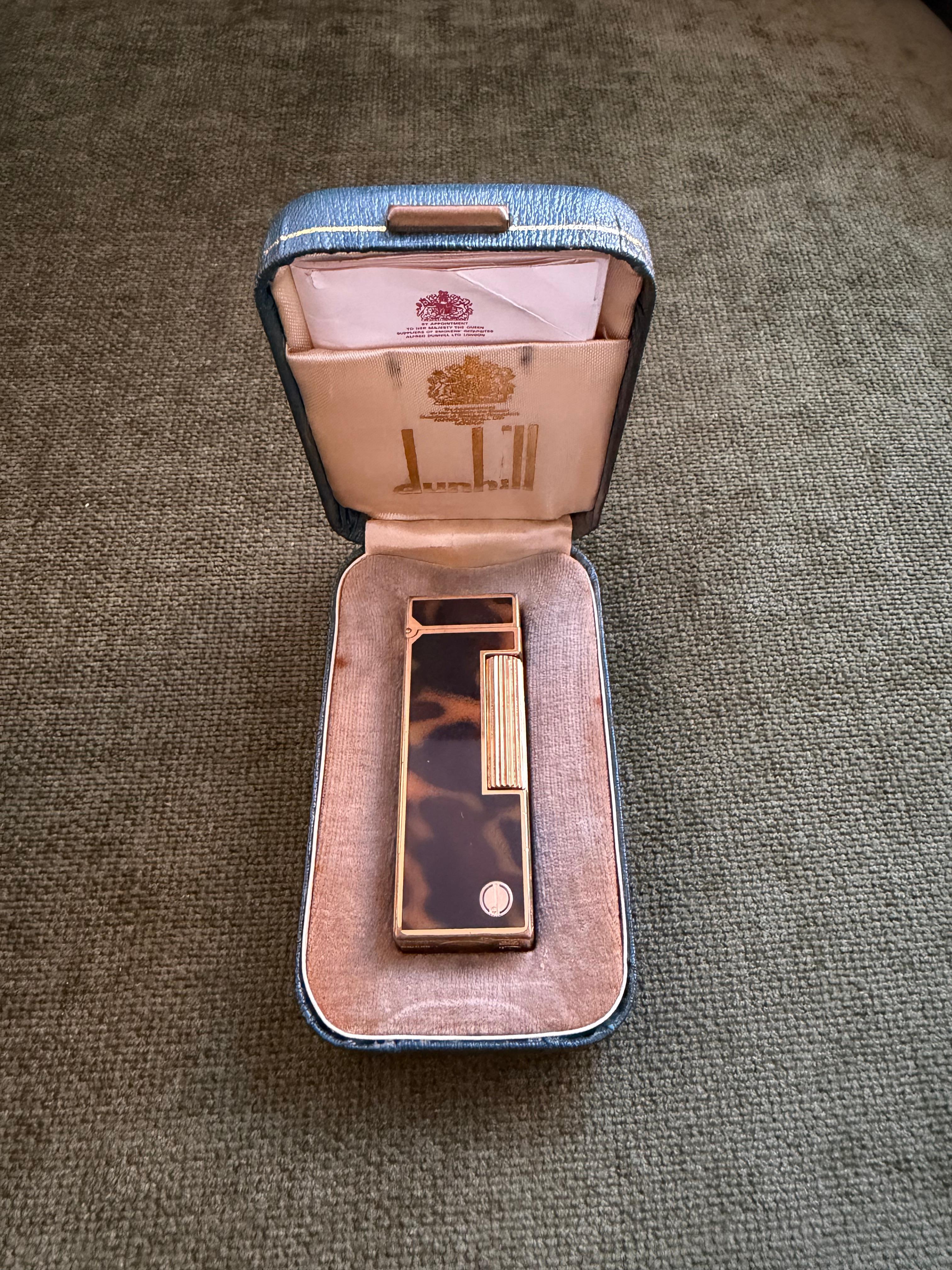 Art Déco Raro accendino d'epoca Dunhill placcato in oro con lacca di marmo e cognac, accendino originale con custodia a cielo aperto in vendita
