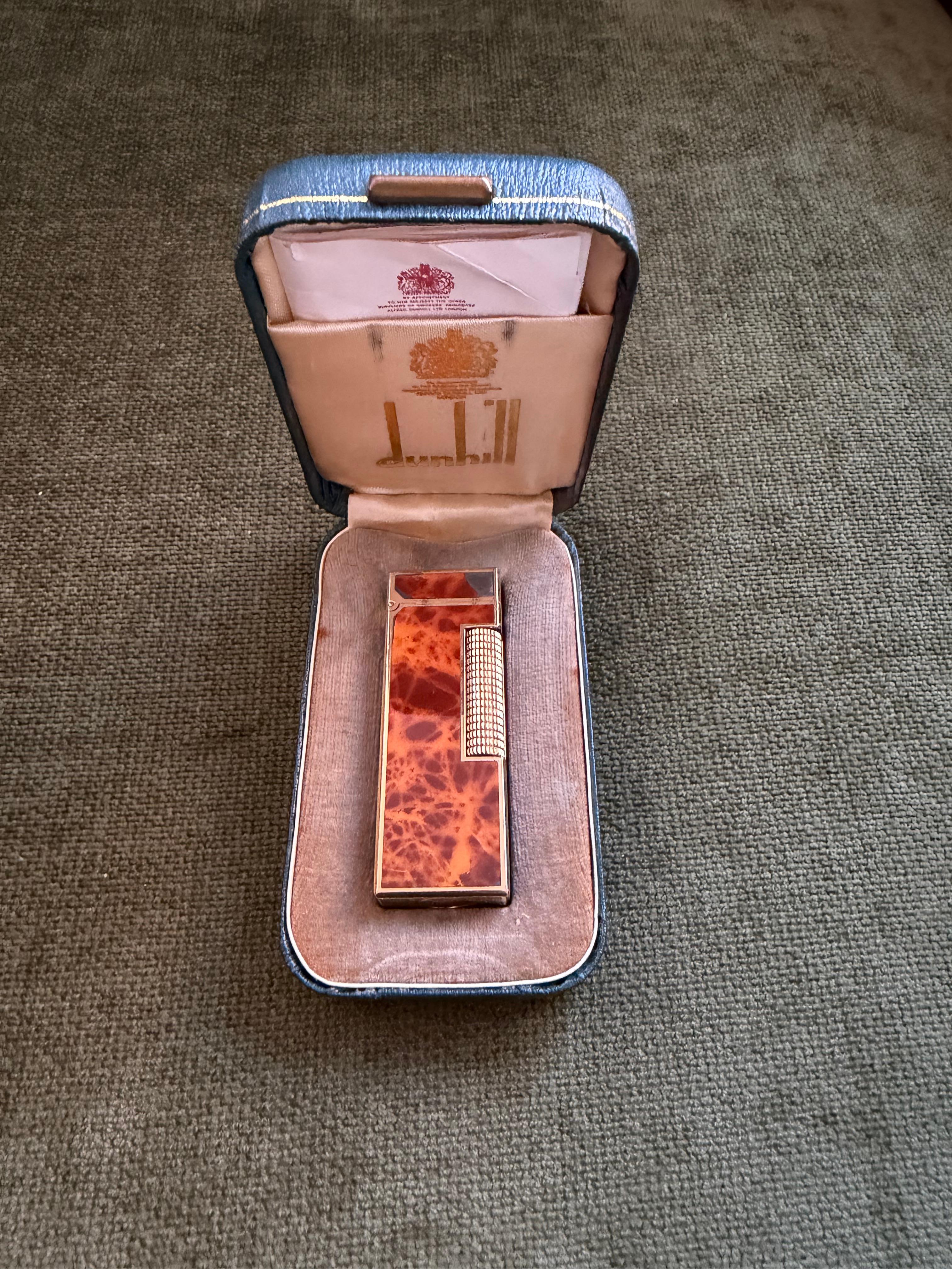 Raro accendino d'epoca Dunhill placcato in oro con lacca di marmo e cognac, accendino originale con custodia a cielo aperto In condizioni ottime in vendita a New York, NY