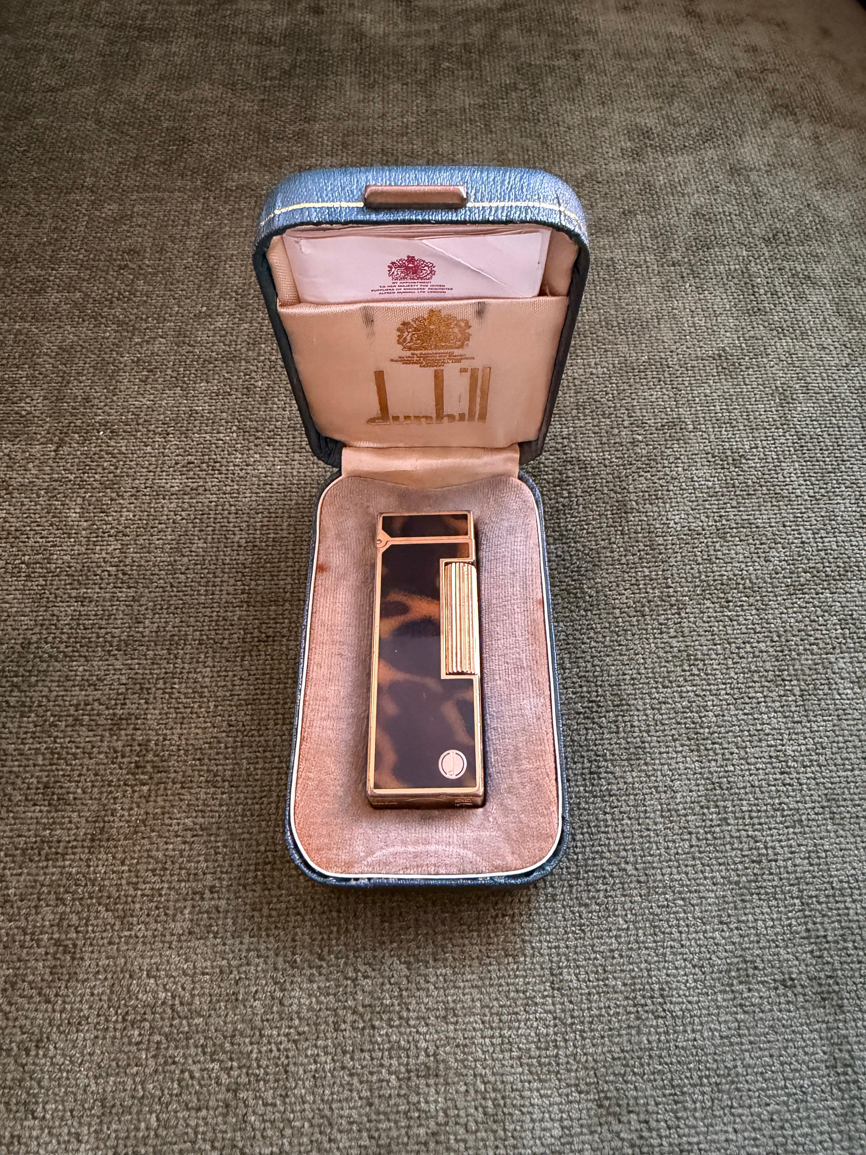 Raro accendino d'epoca Dunhill placcato in oro con lacca di marmo e cognac, accendino originale con custodia a cielo aperto In condizioni ottime in vendita a New York, NY