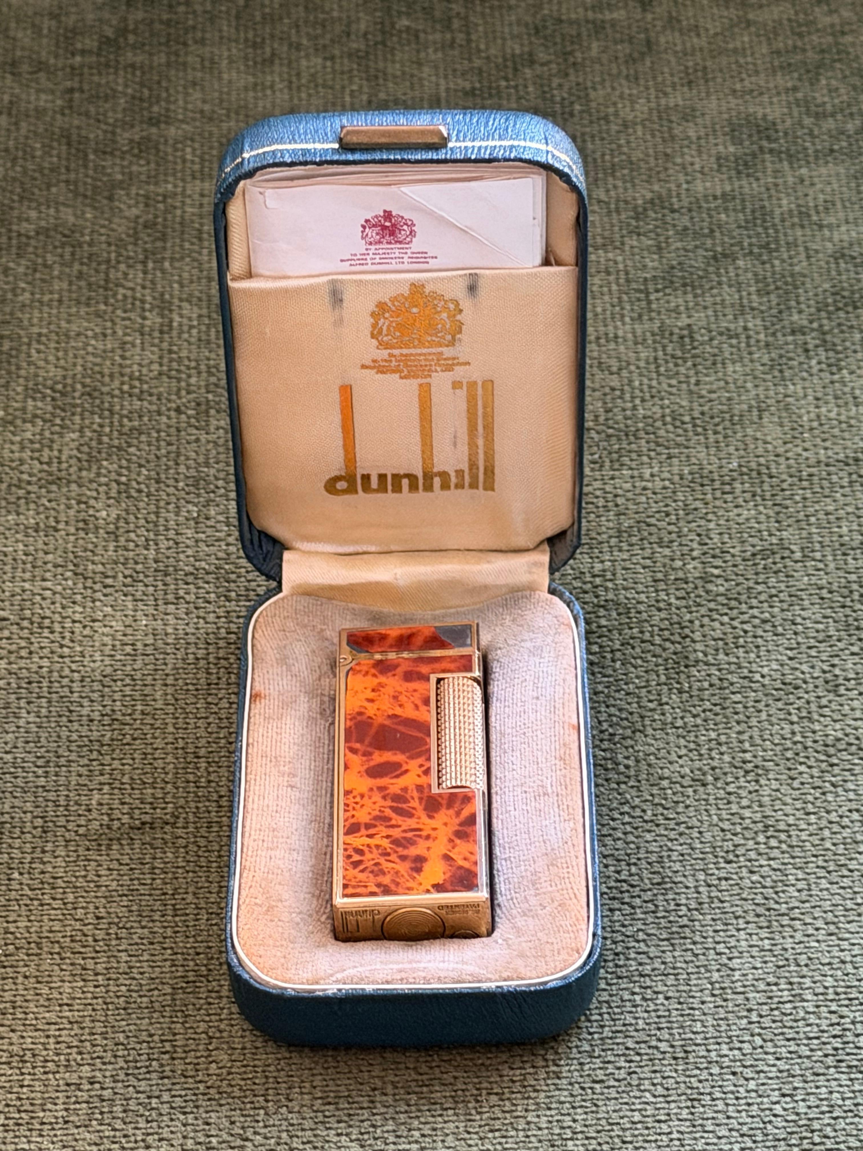 Raro accendino d'epoca Dunhill placcato in oro con lacca di marmo e cognac, accendino originale con custodia a cielo aperto in vendita 1
