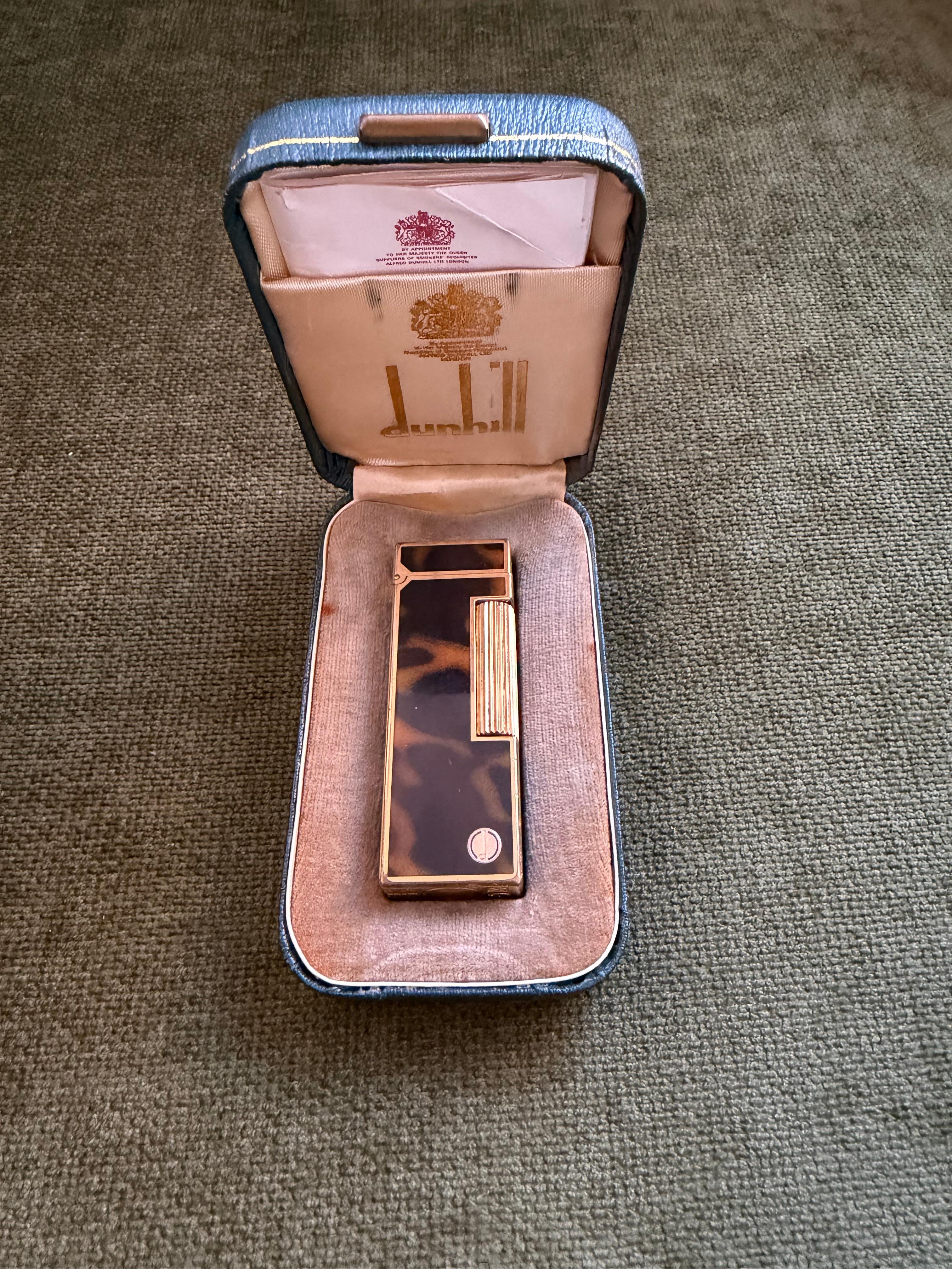Raro accendino d'epoca Dunhill placcato in oro con lacca di marmo e cognac, accendino originale con custodia a cielo aperto in vendita 1