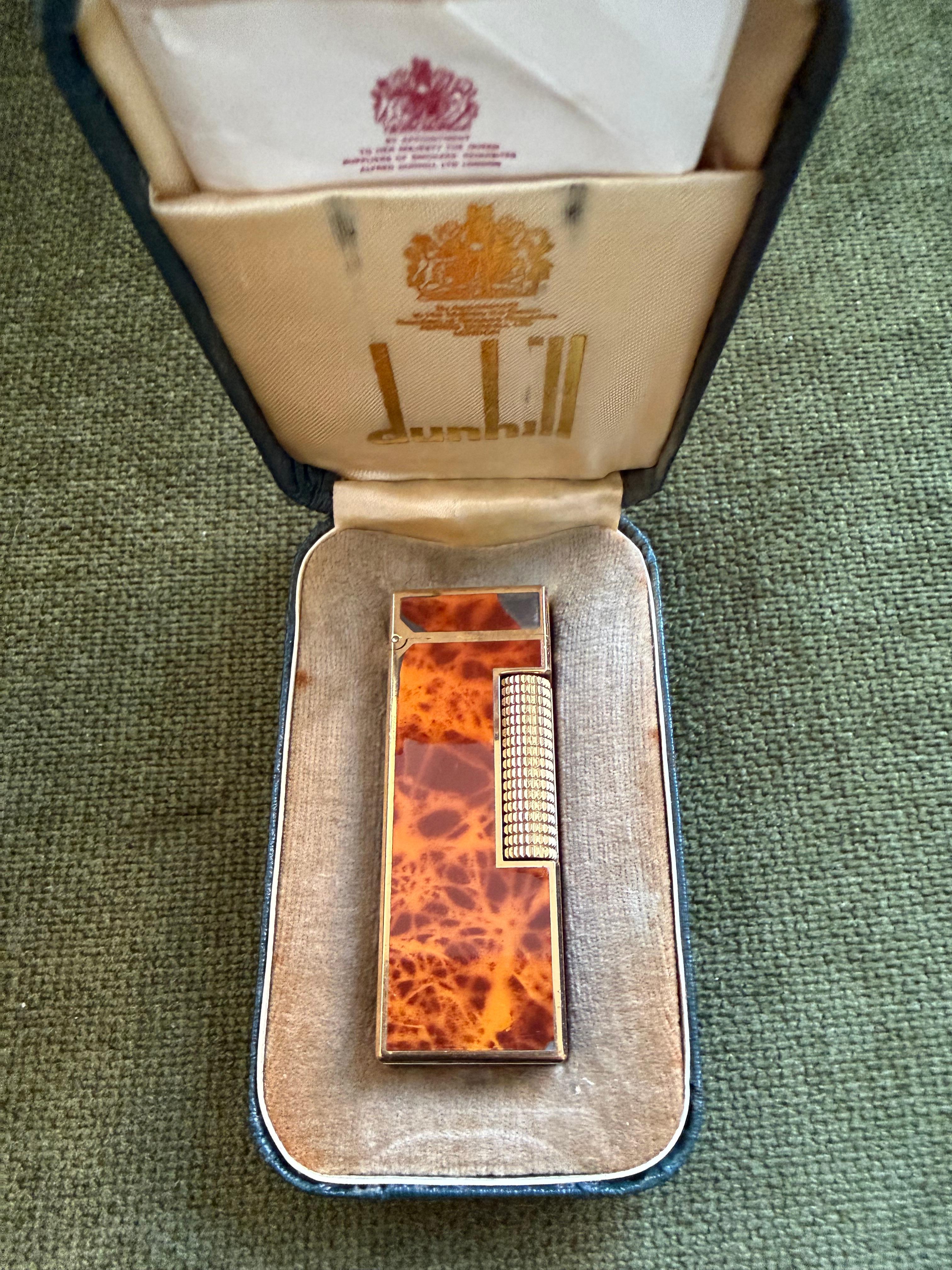 Raro accendino d'epoca Dunhill placcato in oro con lacca di marmo e cognac, accendino originale con custodia a cielo aperto in vendita 2