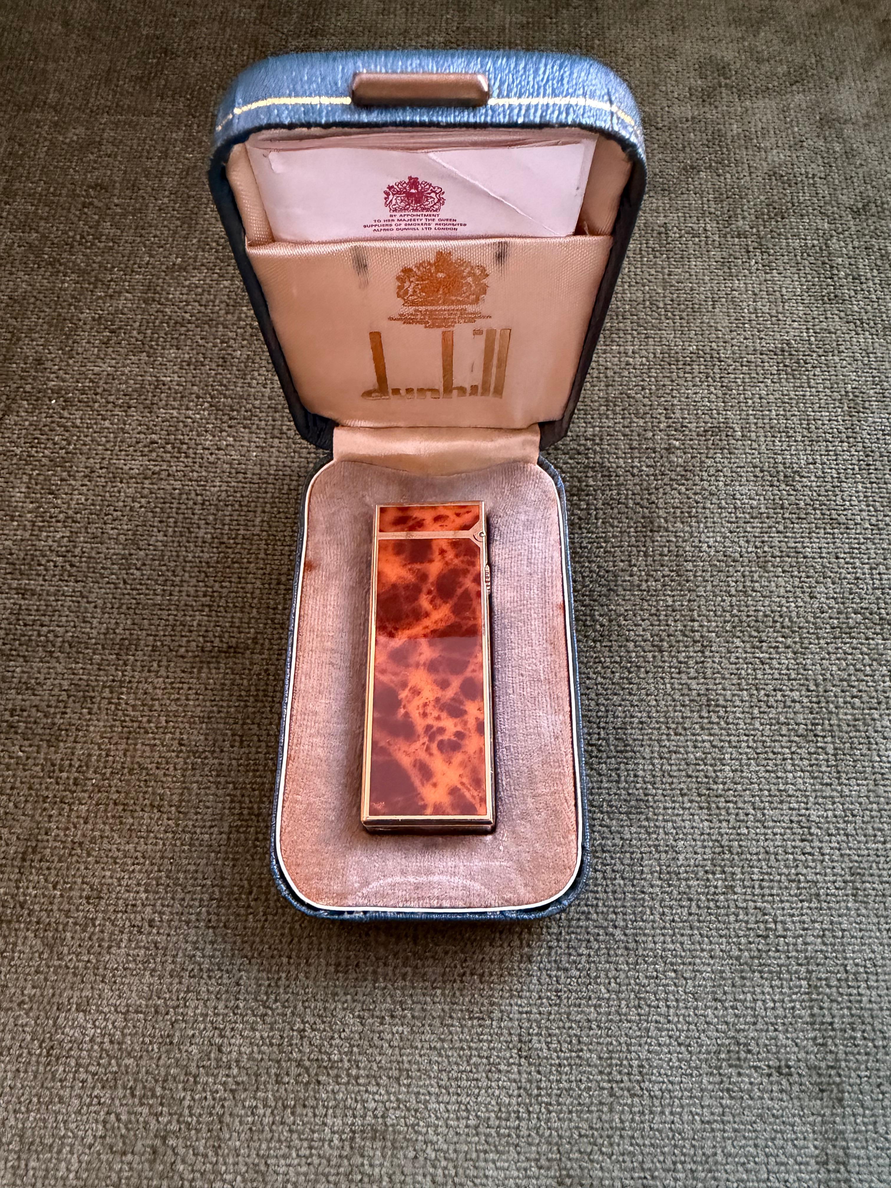 Raro accendino d'epoca Dunhill placcato in oro con lacca di marmo e cognac, accendino originale con custodia a cielo aperto in vendita 3