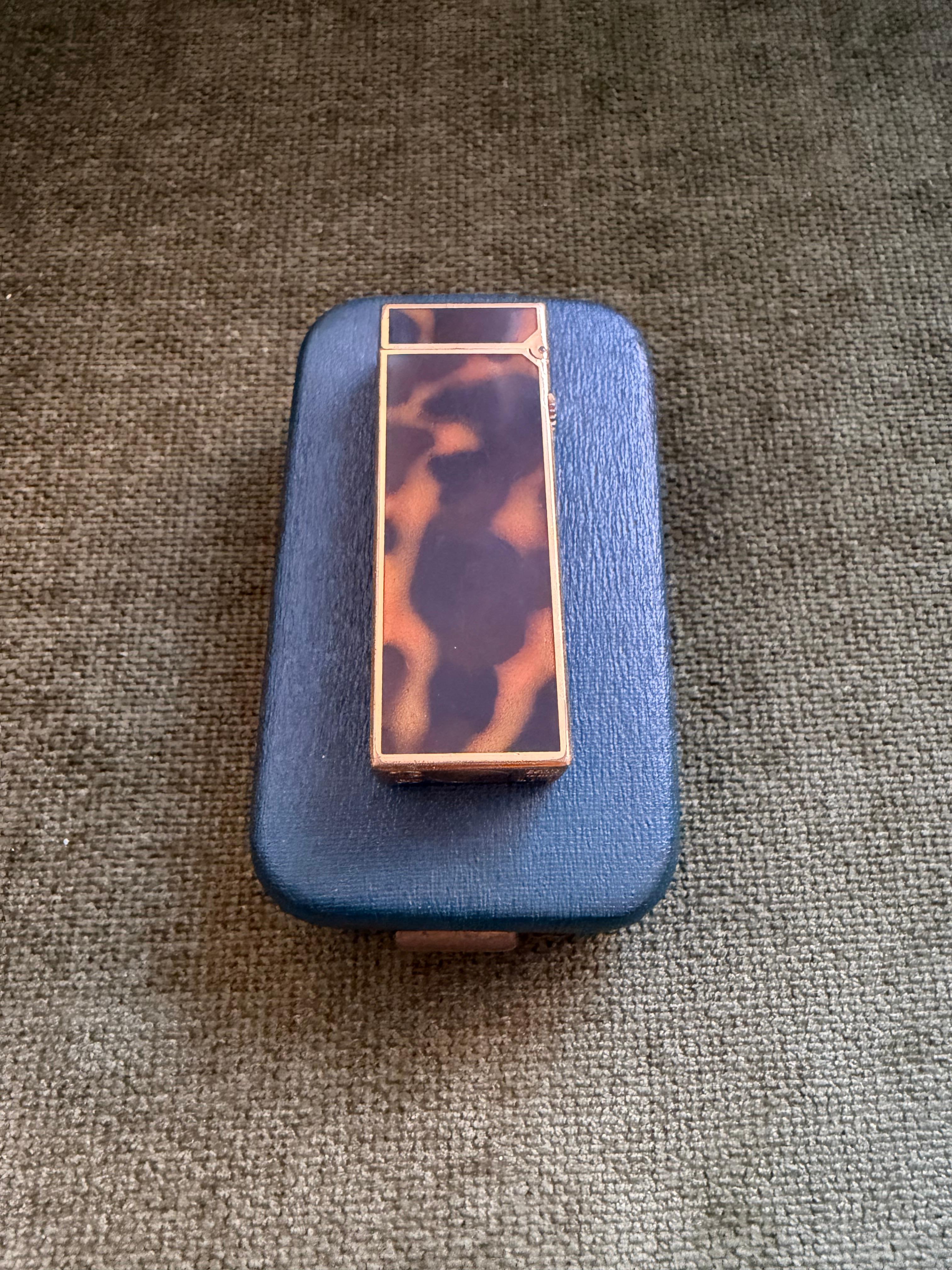 Raro accendino d'epoca Dunhill placcato in oro con lacca di marmo e cognac, accendino originale con custodia a cielo aperto in vendita 3