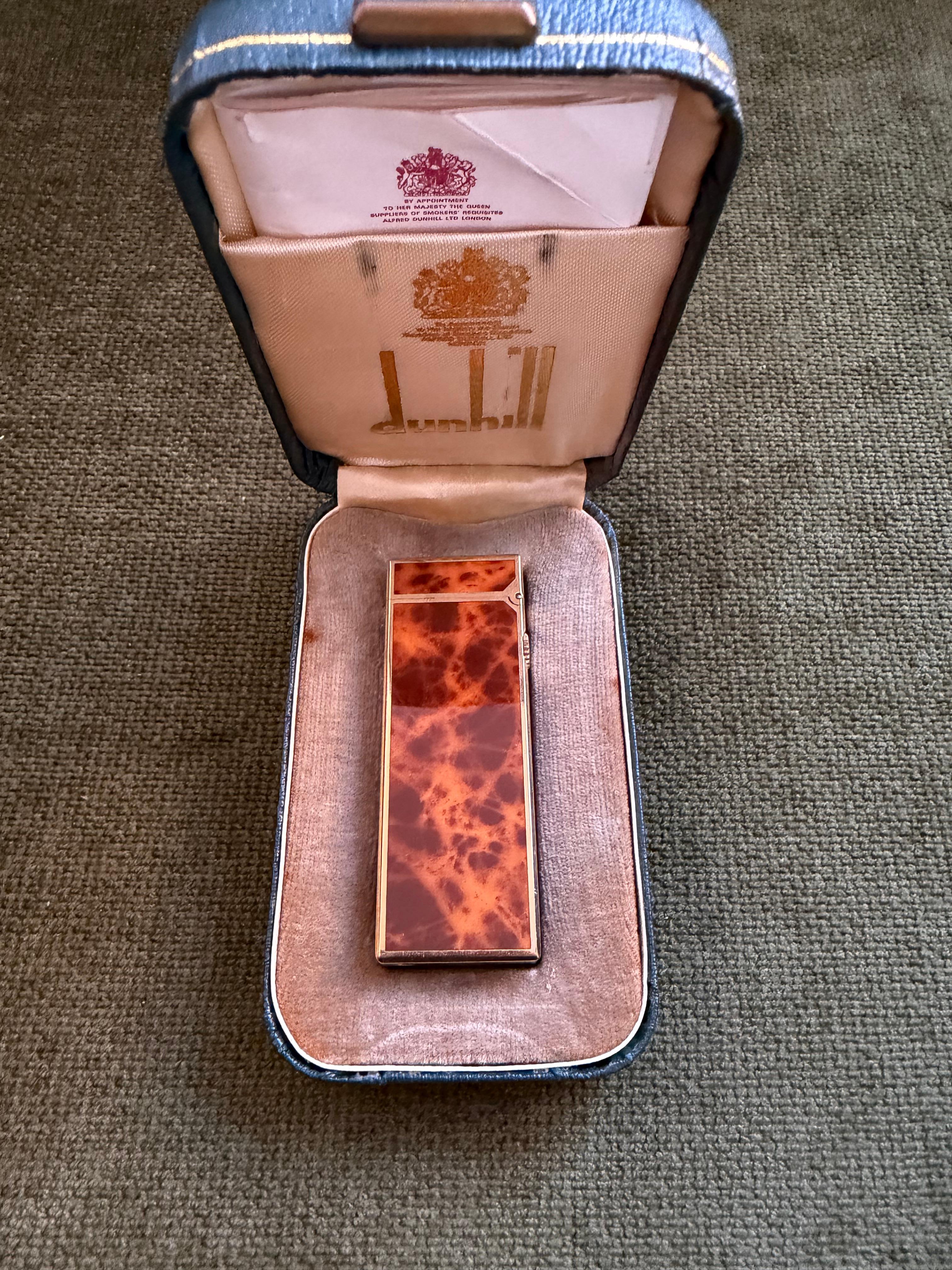 Raro accendino d'epoca Dunhill placcato in oro con lacca di marmo e cognac, accendino originale con custodia a cielo aperto in vendita 4