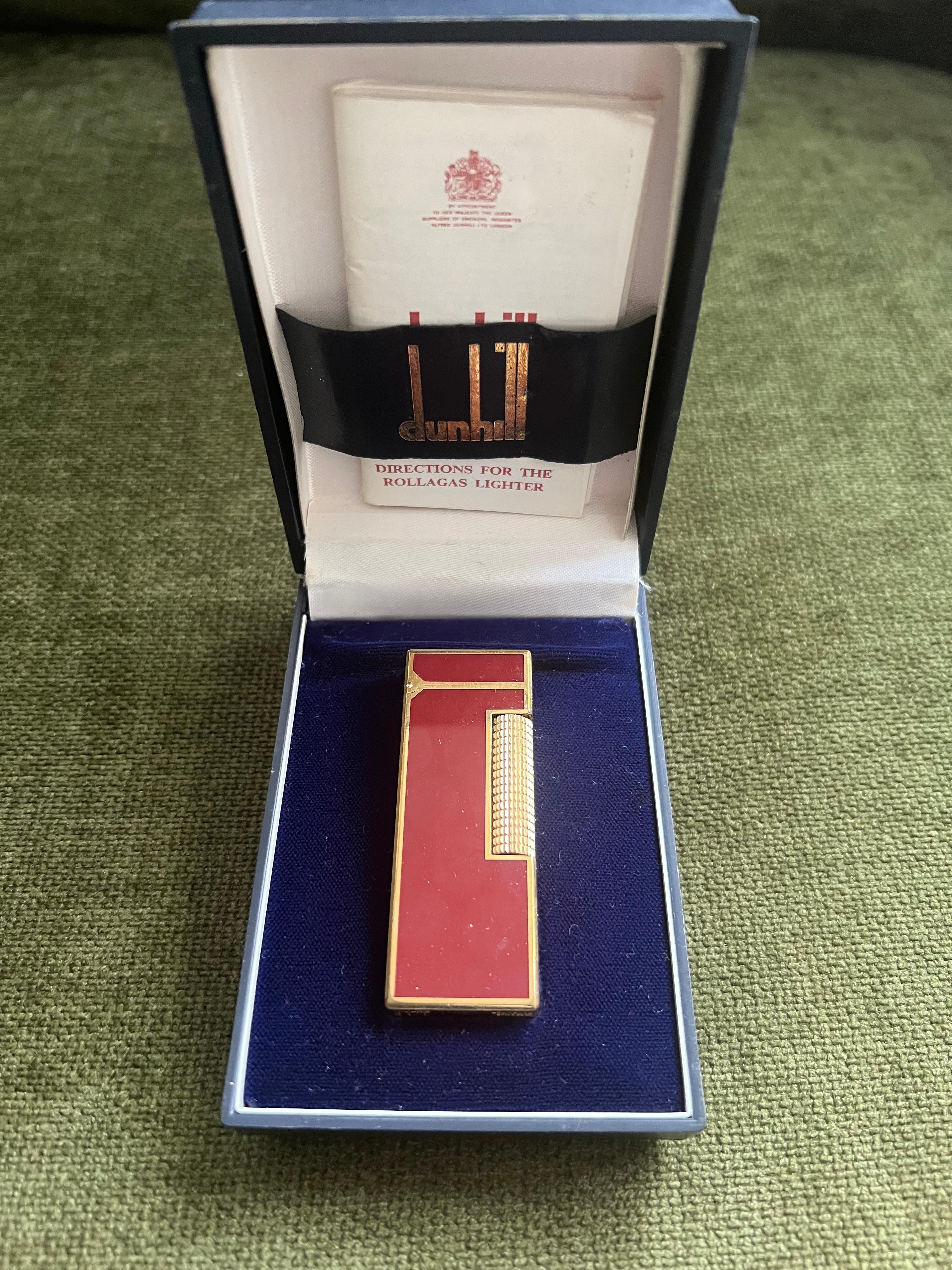 Rare Vintage Dunhill Gold Plated Red Lacquer Briquet Dunhill Original Case 
Circa 1970

Rare briquet Vintage Dunhill plaqué or laqué rouge Swiss Made En parfait état.
Fonctionne parfaitement. 
Ce qui fait de nos briquets un choix judicieux, c'est