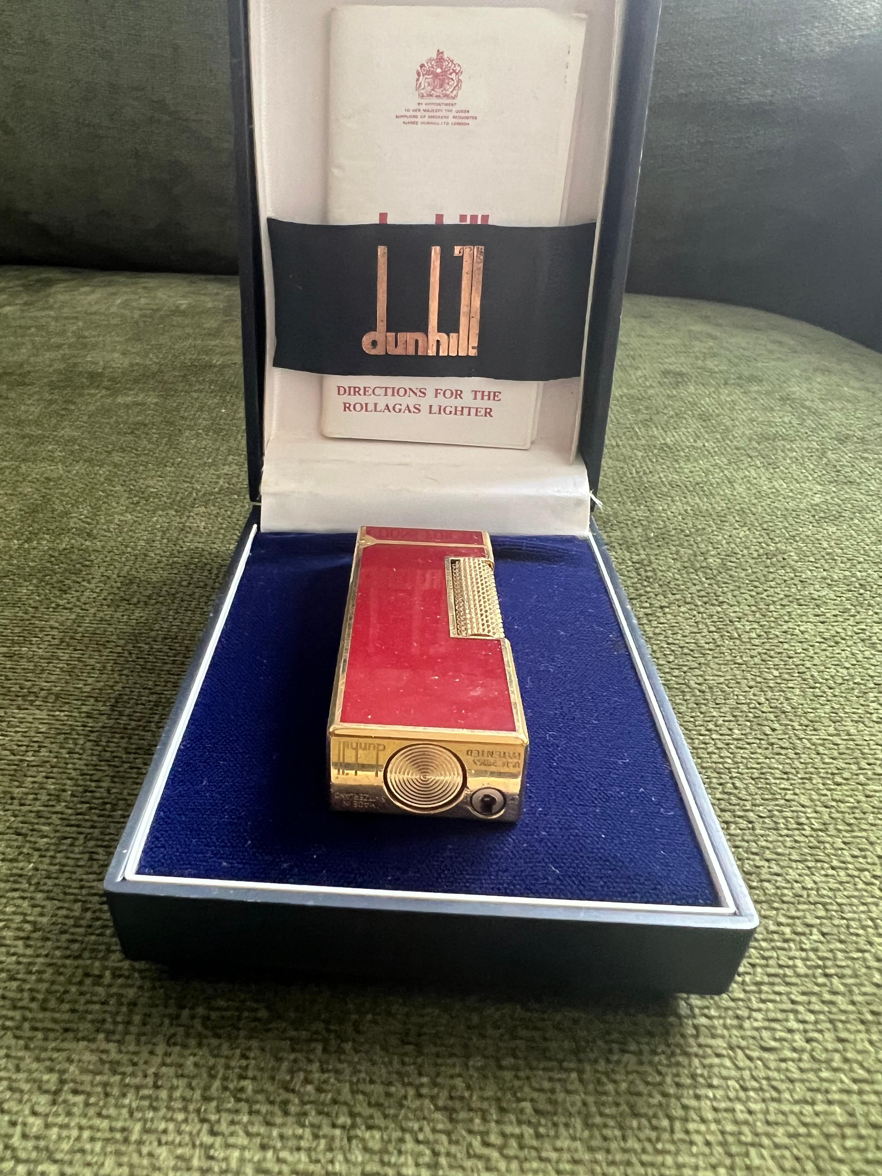 Rare Vintage Dunhill Gold Plated Red Lacquer Lights Original Dunhill Case Excellent état - En vente à New York, NY