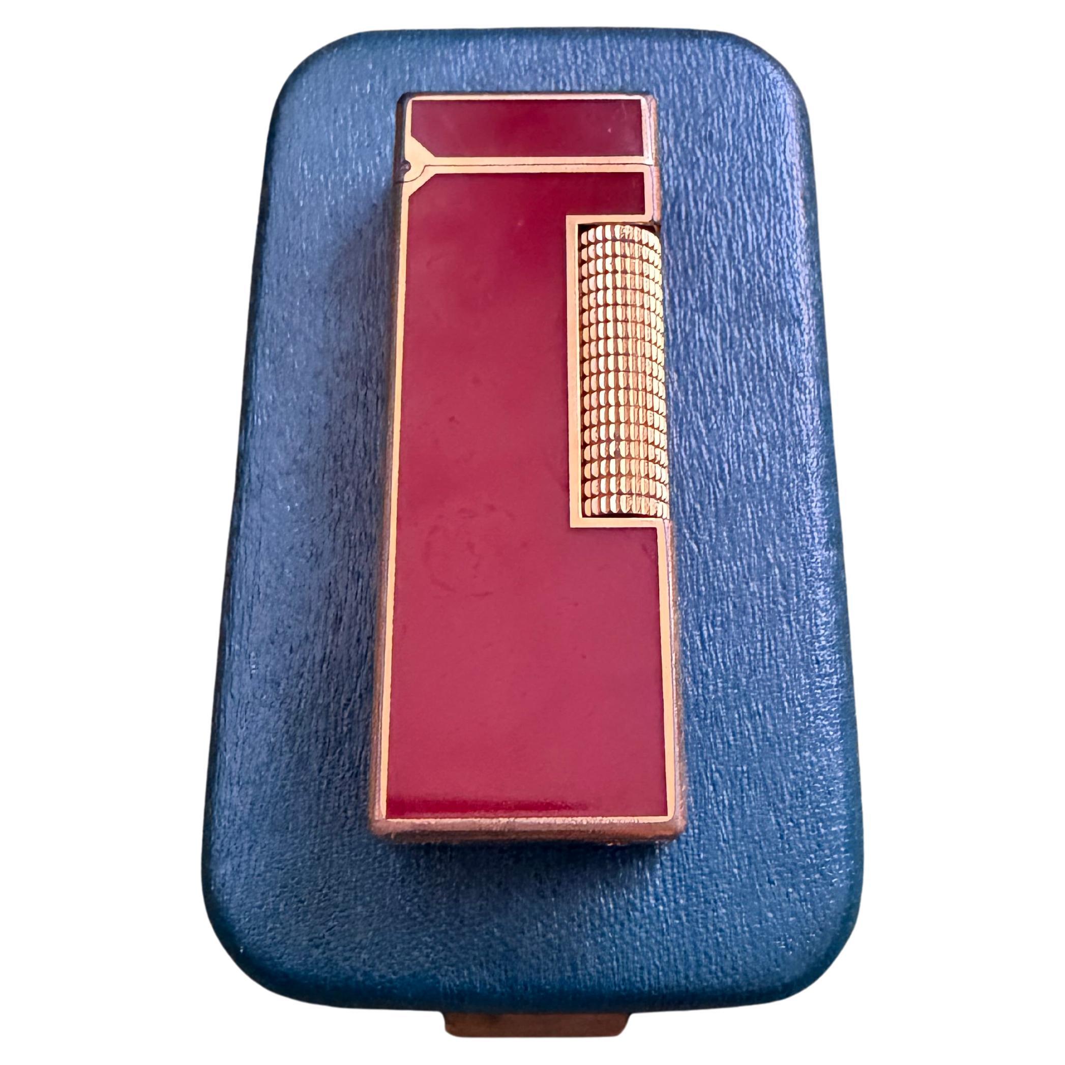 Raro accendino d
epoca Dunhill placcato in oro e lacca di marmo rosso con custodia originale in cielo