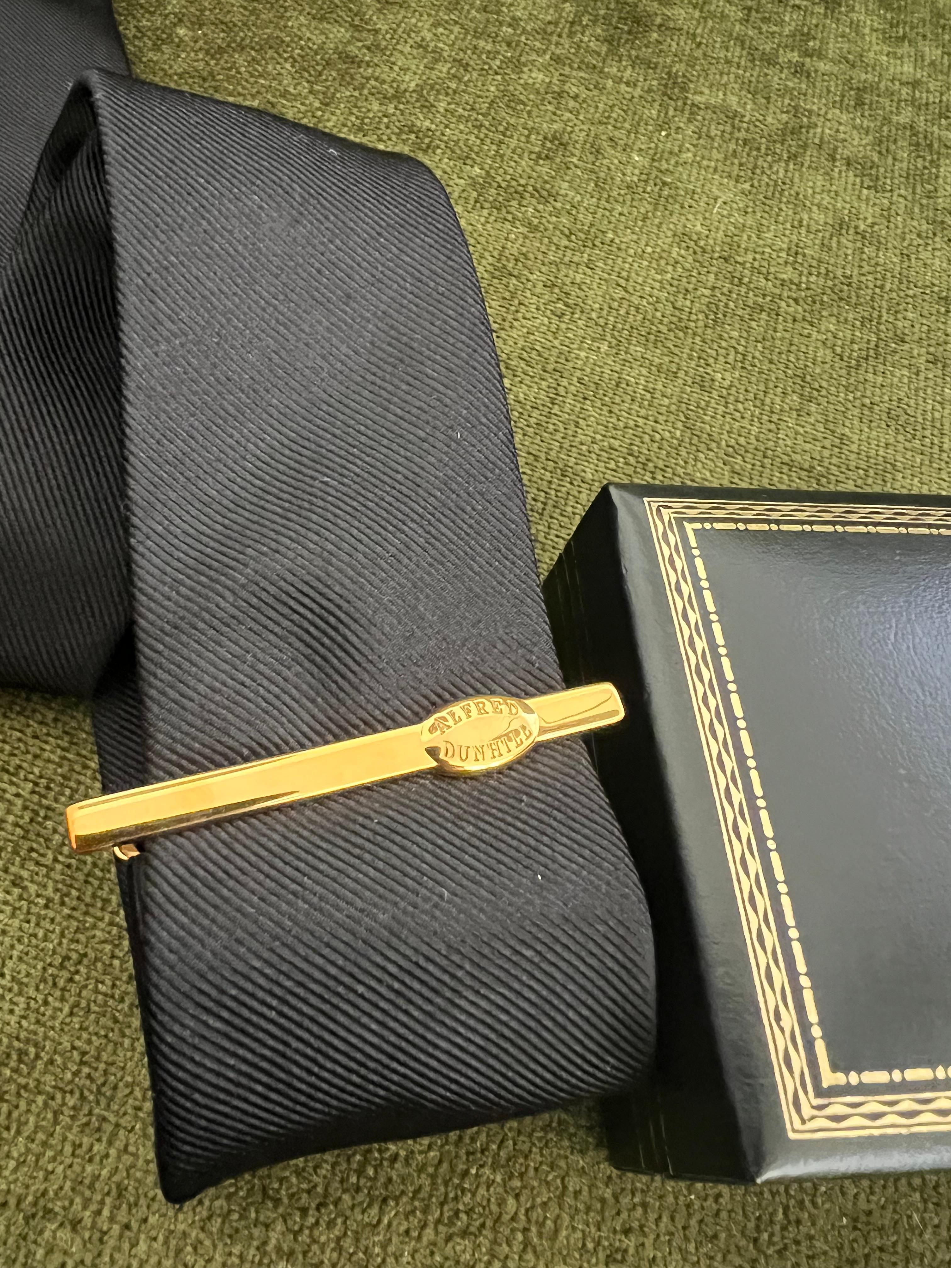 Raro fermacravatte d'epoca placcato oro Dunhill con custodia originale Dunhill Circa 1960 in vendita 5