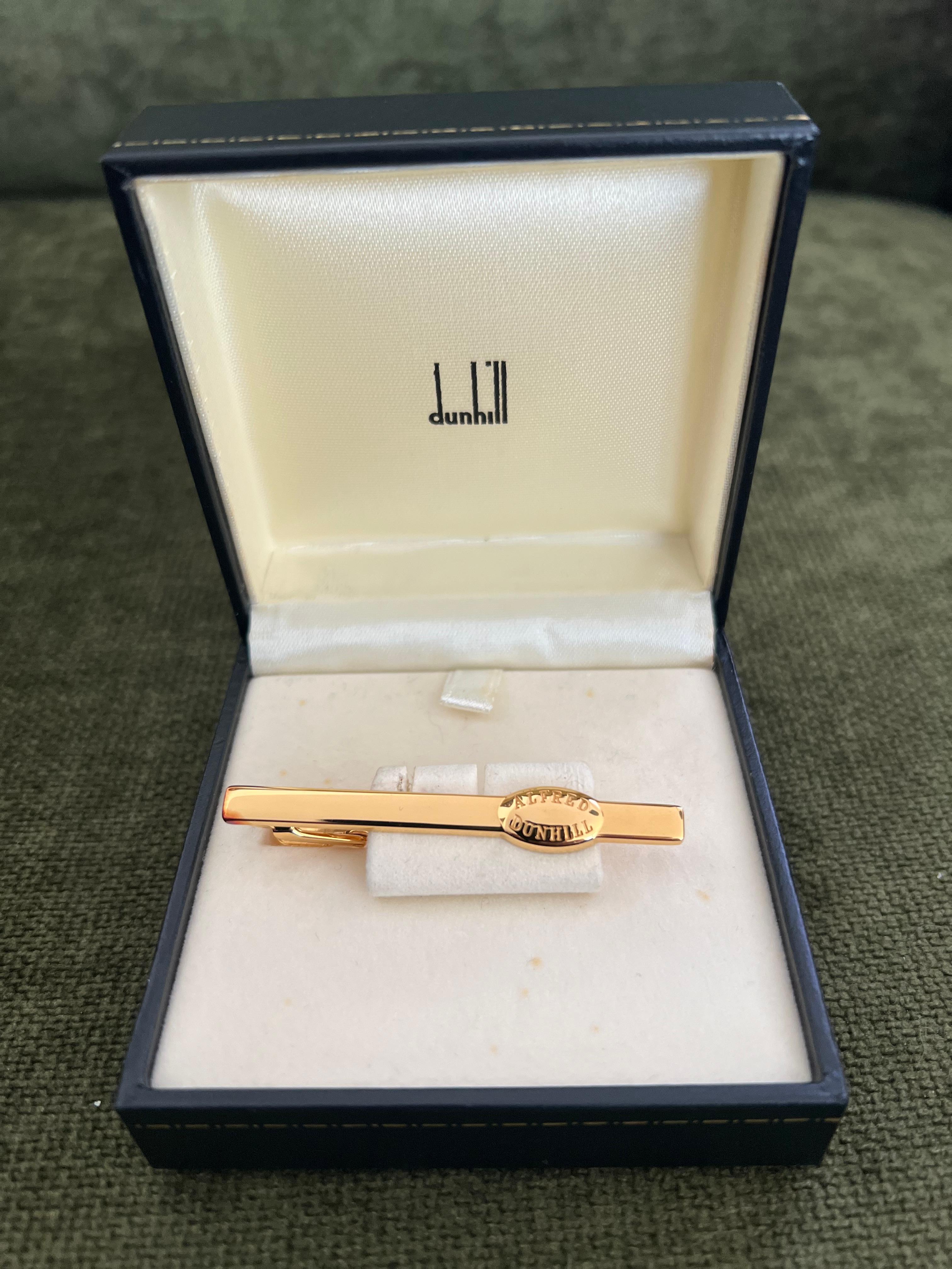 Raro fermacravatte d'epoca placcato oro Dunhill con custodia originale Dunhill Circa 1960 In condizioni ottime in vendita a New York, NY