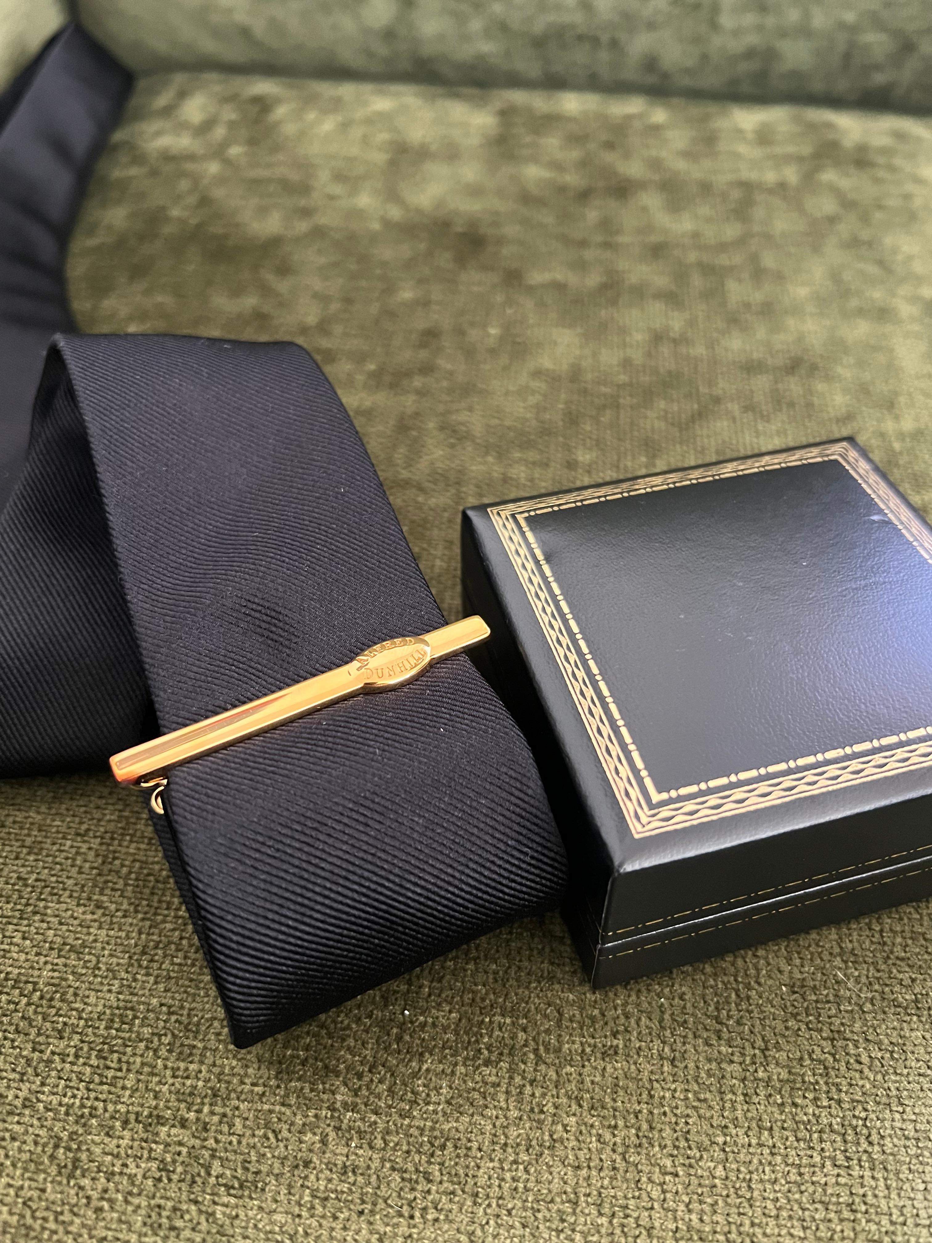 Raro fermacravatte d'epoca placcato oro Dunhill con custodia originale Dunhill Circa 1960 in vendita 3