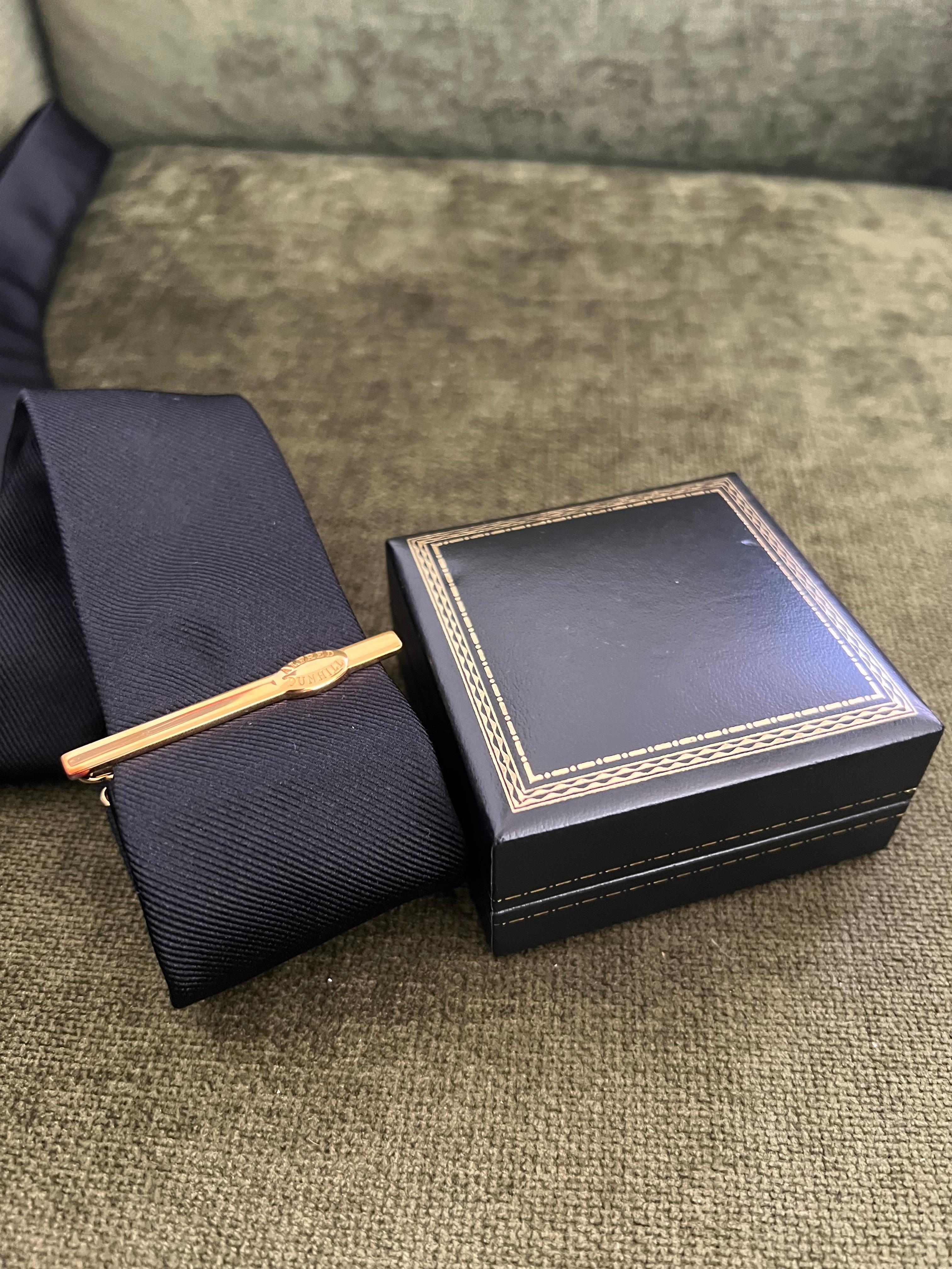 Raro fermacravatte d'epoca placcato oro Dunhill con custodia originale Dunhill Circa 1960 in vendita 4