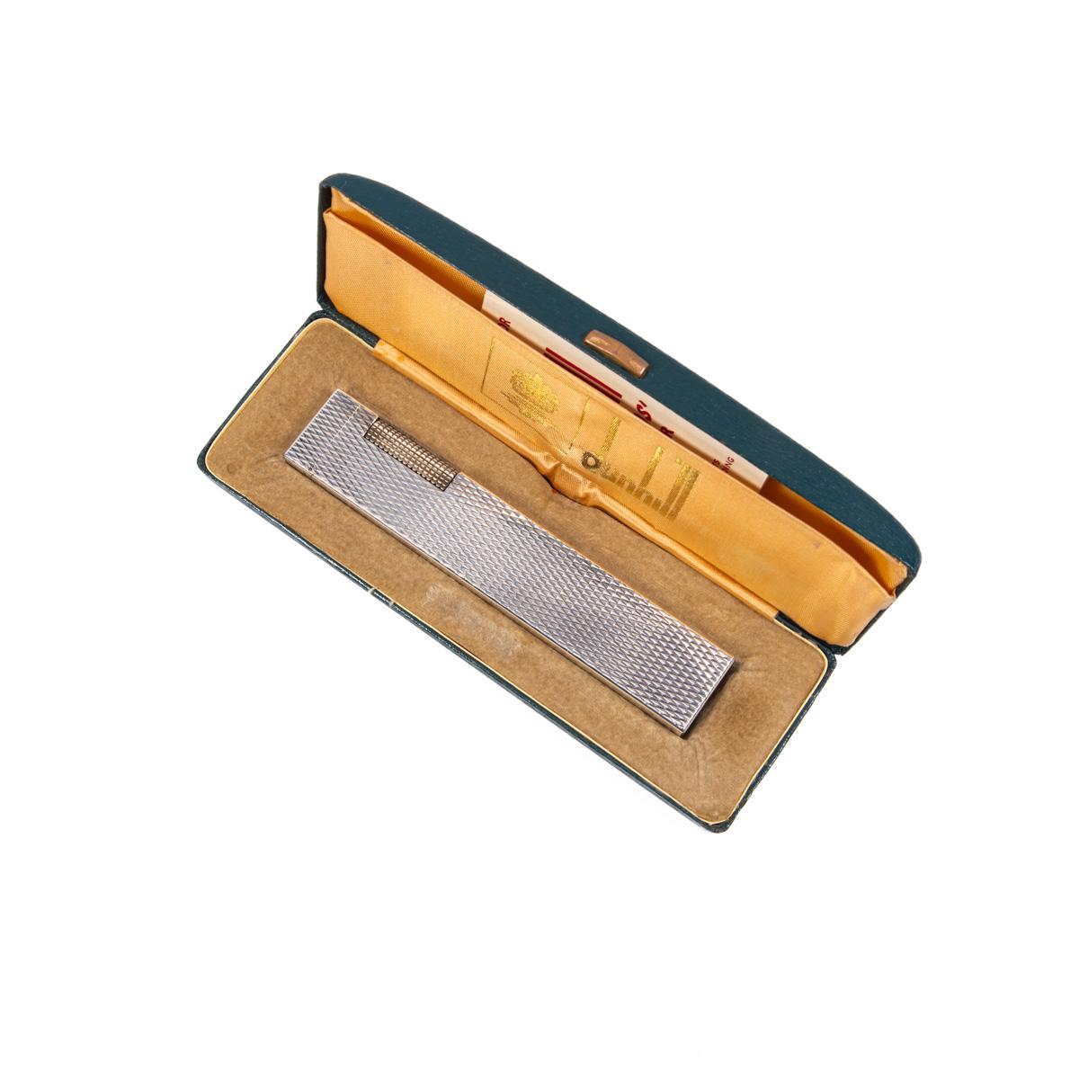 Vintage Dunhill Longboy Desk lighter Silver Plated 1970s in box

The iconic Dunhill name is known for quality, well-made cigarette lighters and other smoking implements. The company’s origin can be traced to Alfred Dunhill opening his first tobacco