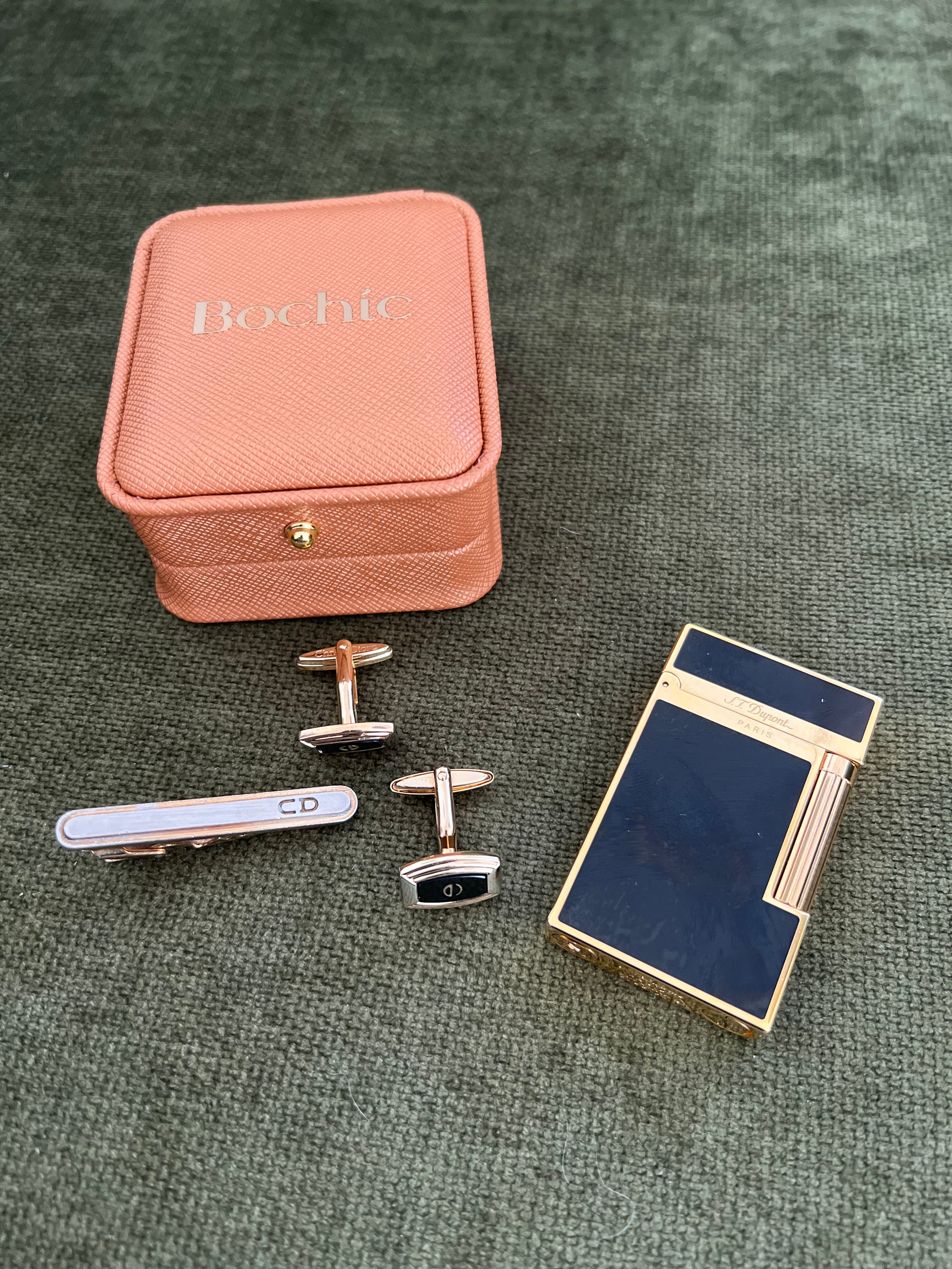 Raro accendino Dupont d'epoca, gemelli e cravatta di Christian Dior 

Cravatta e gemelli d'epoca con logo frontale di Christian Dior placcati in oro e smalto nero
L'influenza di Christian Dior sulla moda è incommensurabile. La sua visione audace, la