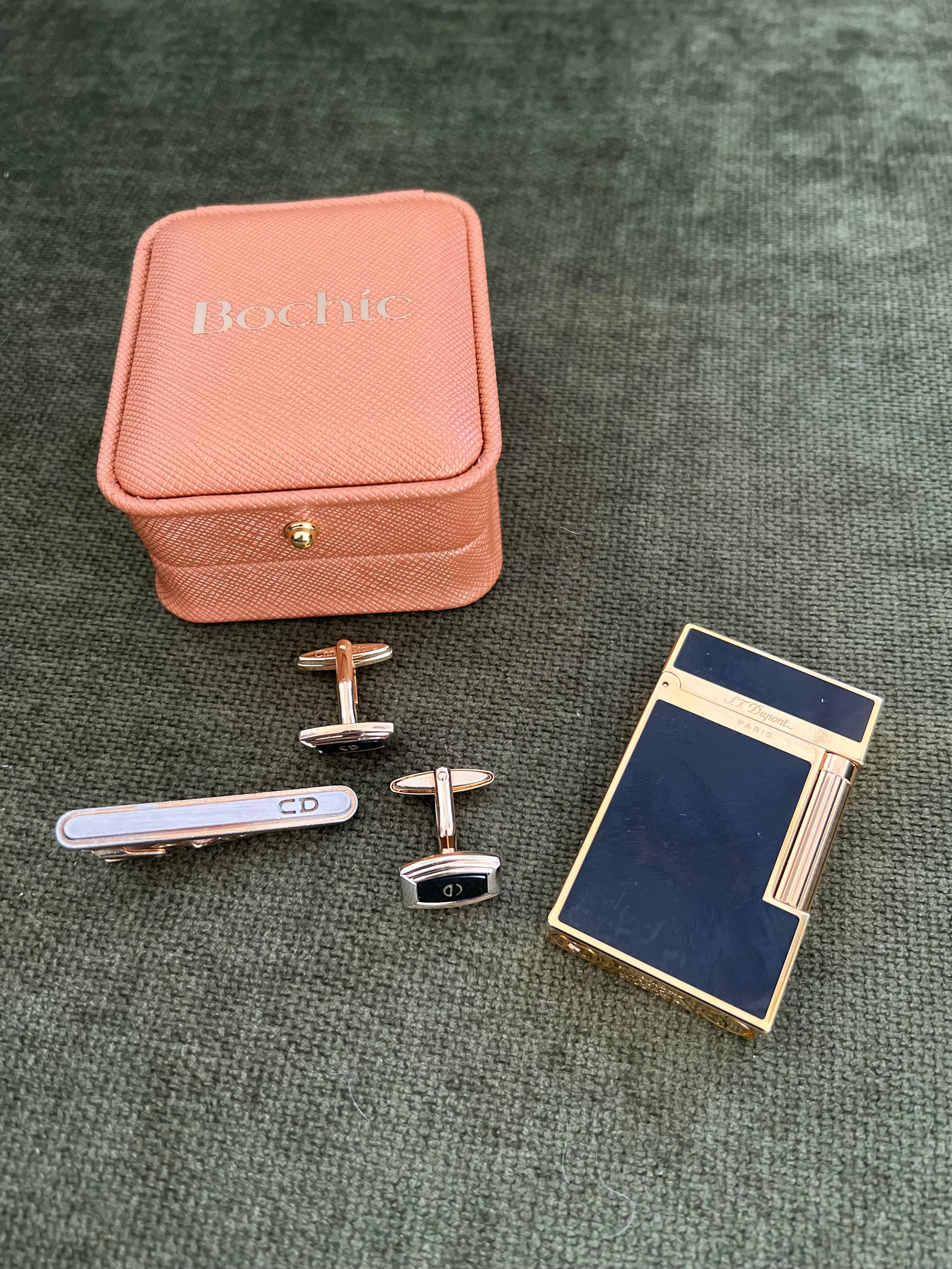 Raro accendino Dupont d'epoca, gemelli e cravatta di Christian Dior In condizioni ottime in vendita a New York, NY