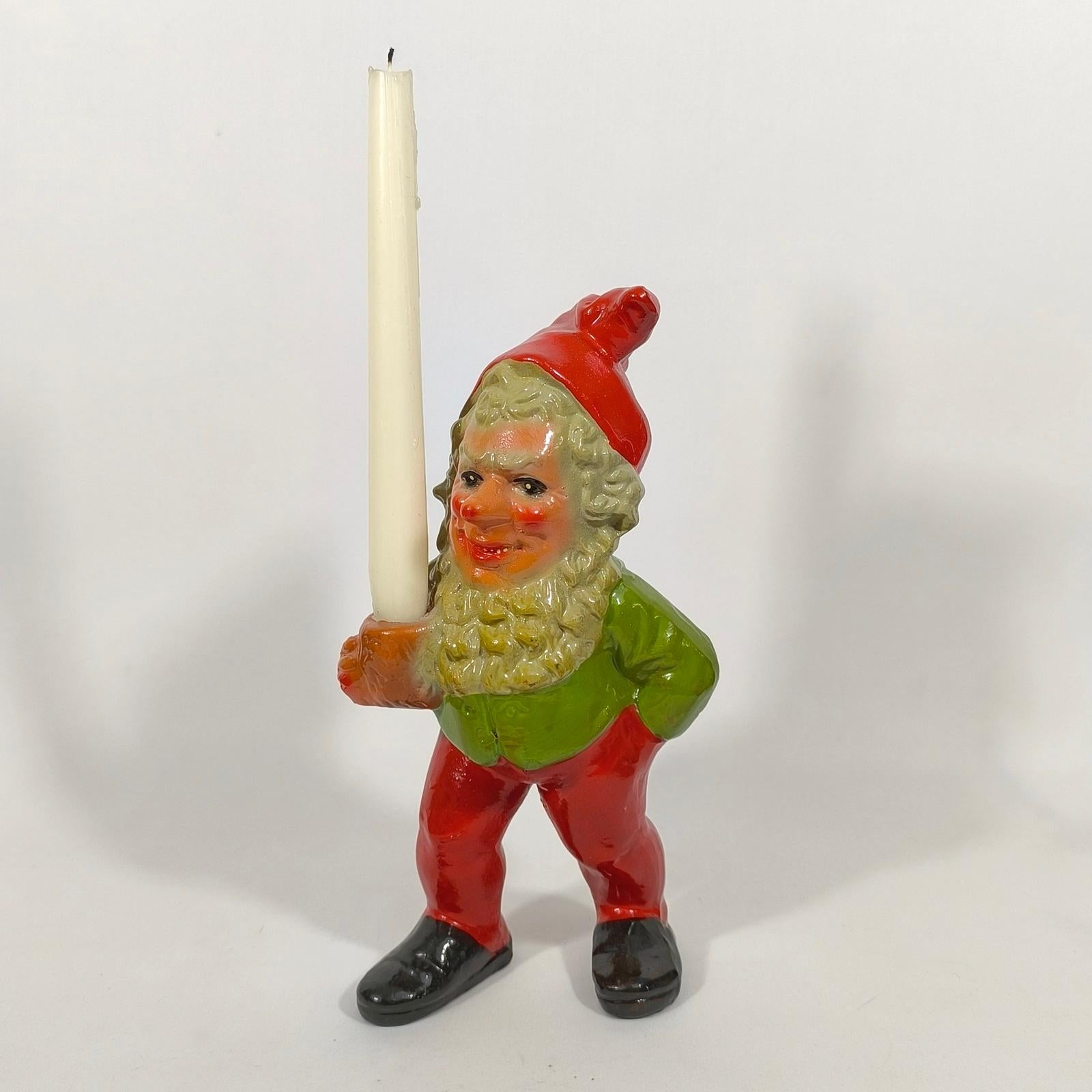Enano vintage con portavelas, Alemania, años 50 aprox.
Gnomo de Navidad con portavelas, top y pantalones rojos, abrigo verde.
Rara pieza de coleccionista, difícil de encontrar, original de la época de la RDA.
Se trata de un diseño auténtico con